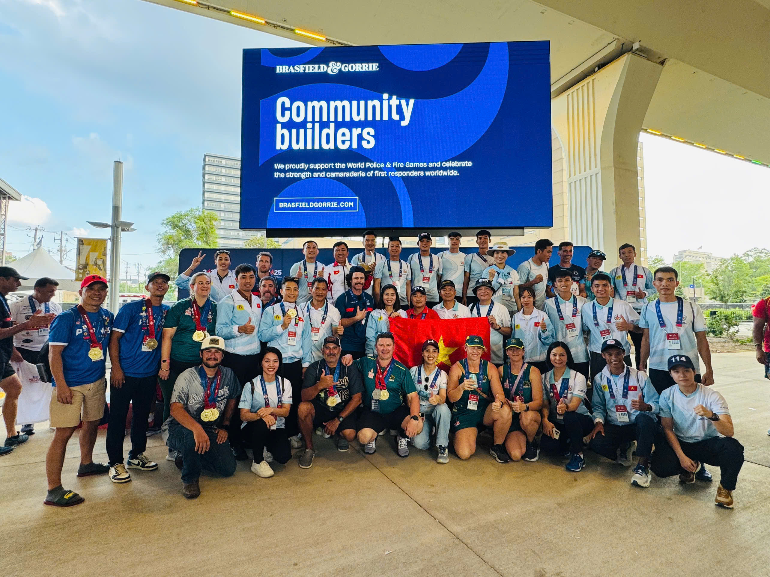 T&T Group premia a la delegación deportiva de CAND, el tirador Trinh Thu Vinh deja una impresión - Foto 8. T&T Group thưởng cho đoàn thể thao CAND, xạ thủ Trịnh Thu Vinh tạo ấn tượng- Ảnh 8.