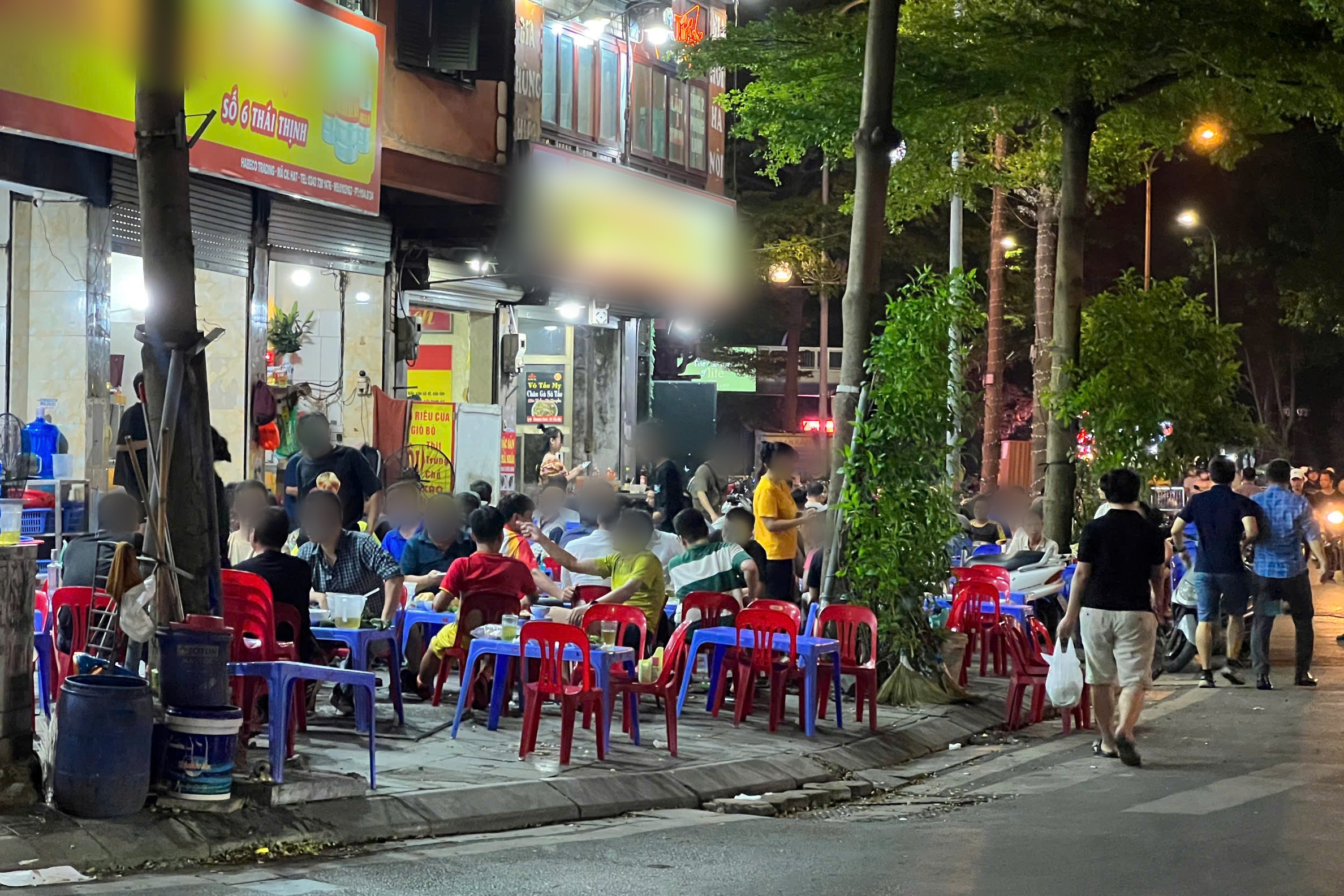 Hàng quán 'xẻ thịt' vỉa hè Hà Nội suốt ngày đêm- Ảnh 6. Hàng quán 'xẻ thịt' vỉa hè Hà Nội suốt ngày đêm- Ảnh 6.