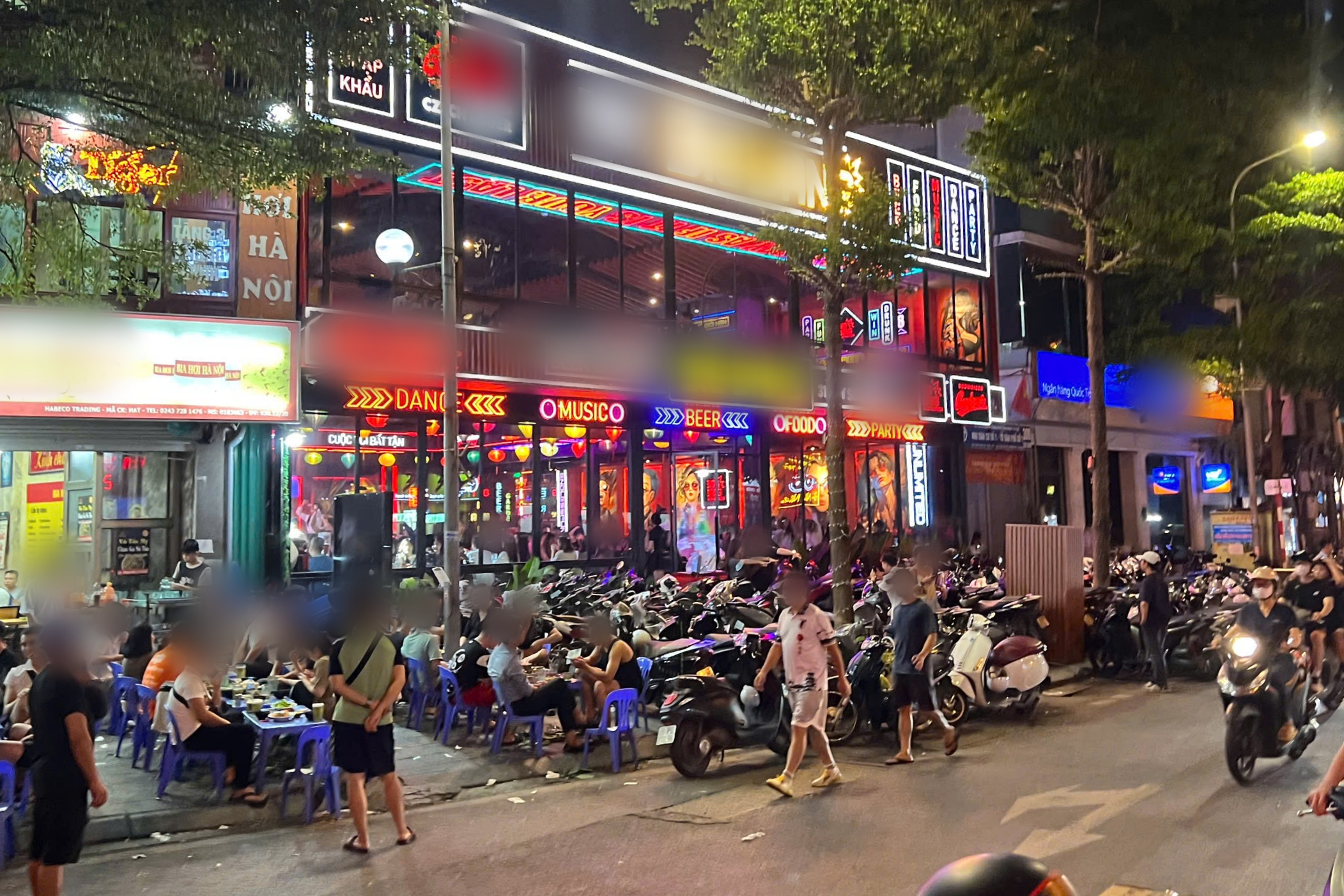 Hàng quán 'xẻ thịt' vỉa hè Hà Nội suốt ngày đêm- Ảnh 2. Hàng quán 'xẻ thịt' vỉa hè Hà Nội suốt ngày đêm- Ảnh 2.