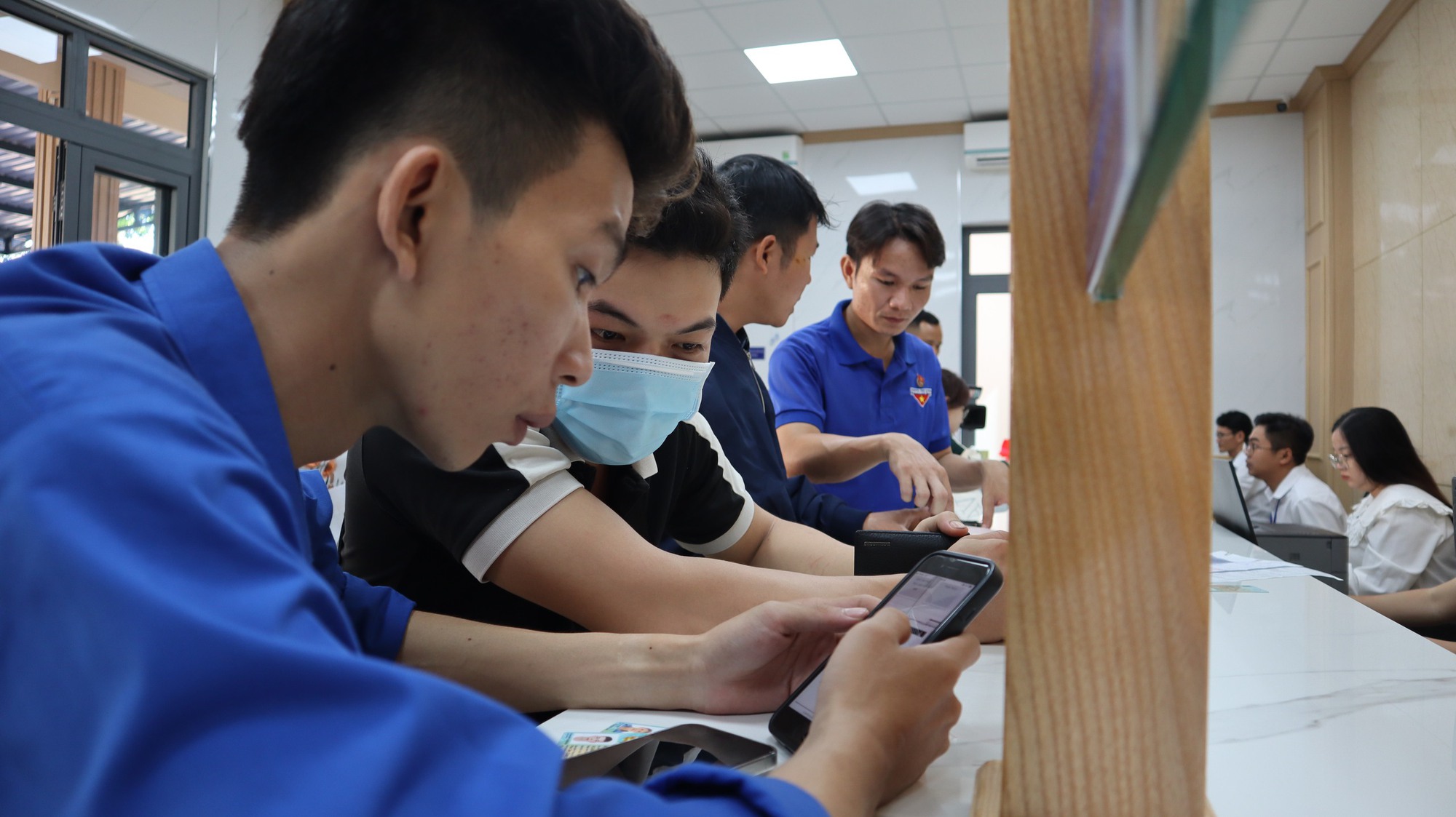 Người trẻ giúp người lớn tuổi làm quen công nghệ thông tin - Ảnh 1.
