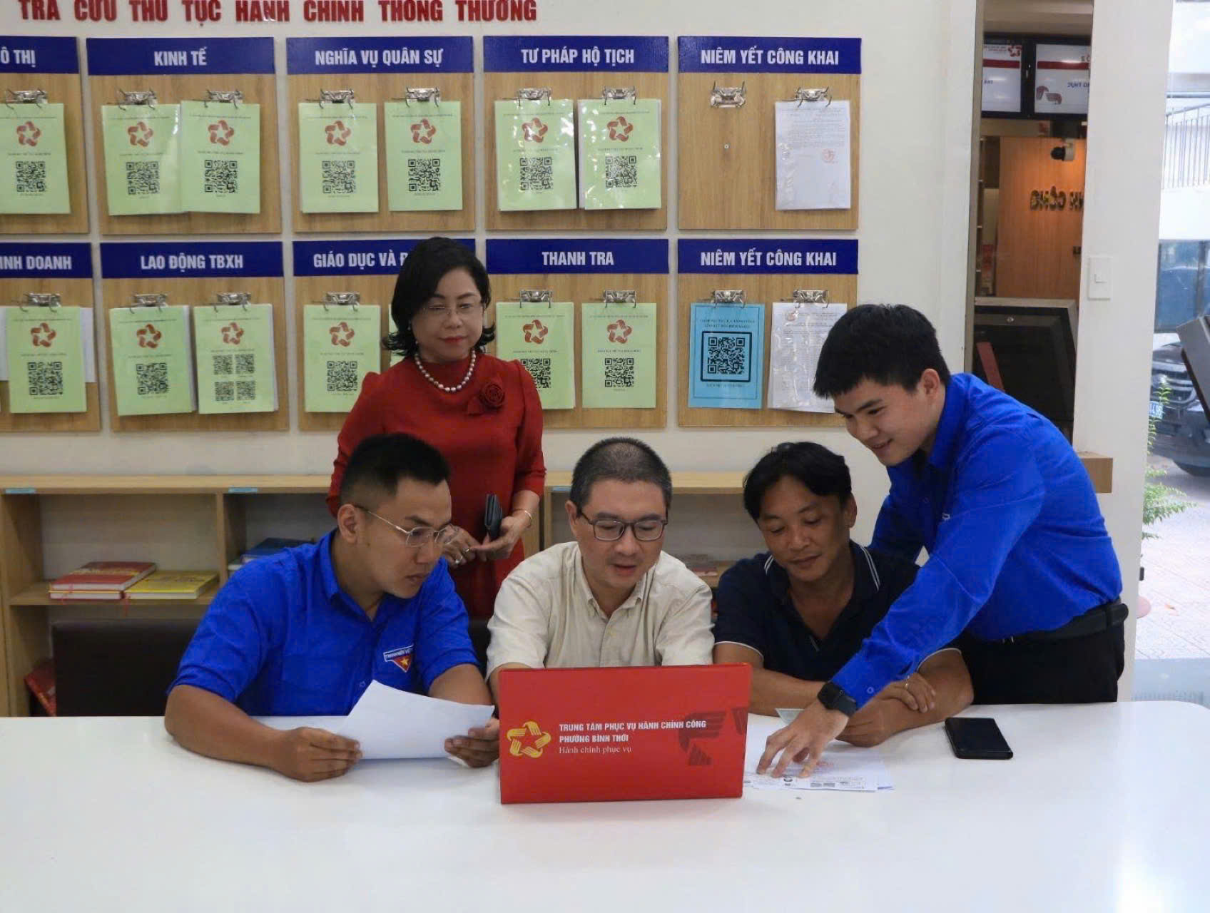 Hỗ trợ người dân tiếp cận dịch vụ công trực tuyến nhanh chóng, tiện lợi Hỗ trợ người dân tiếp cận dịch vụ công trực tuyến nhanh chóng, tiện lợi