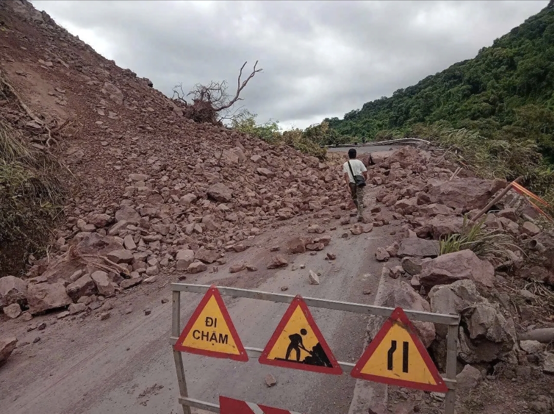 Quảng Trị: Sạt lở QL15D, giao thông chia cắt- Ảnh 1. Quảng Trị: Sạt lở QL15D, giao thông chia cắt- Ảnh 1.