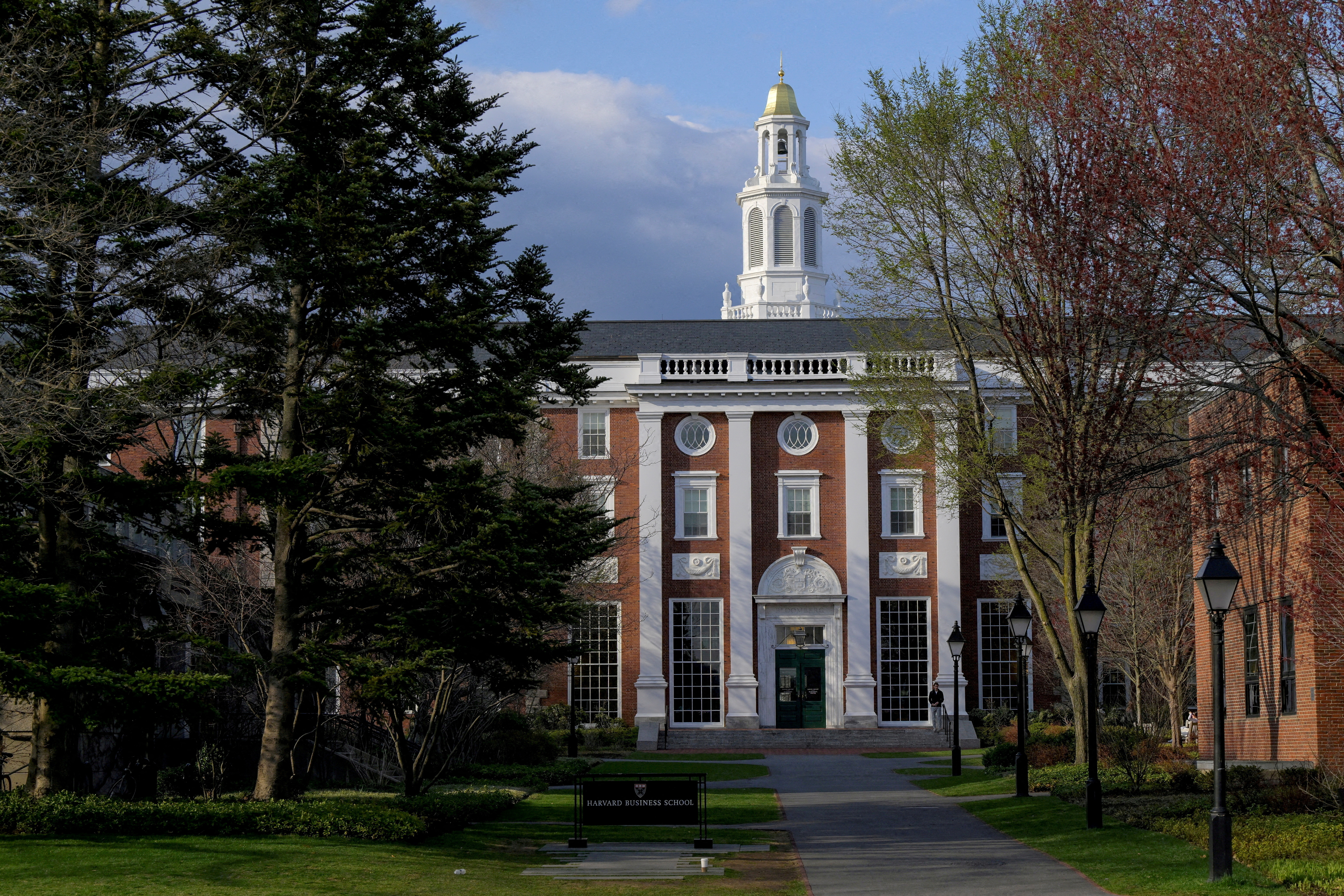 Chính quyền ông Trump dọa không công nhận Harvard - Ảnh 1.
