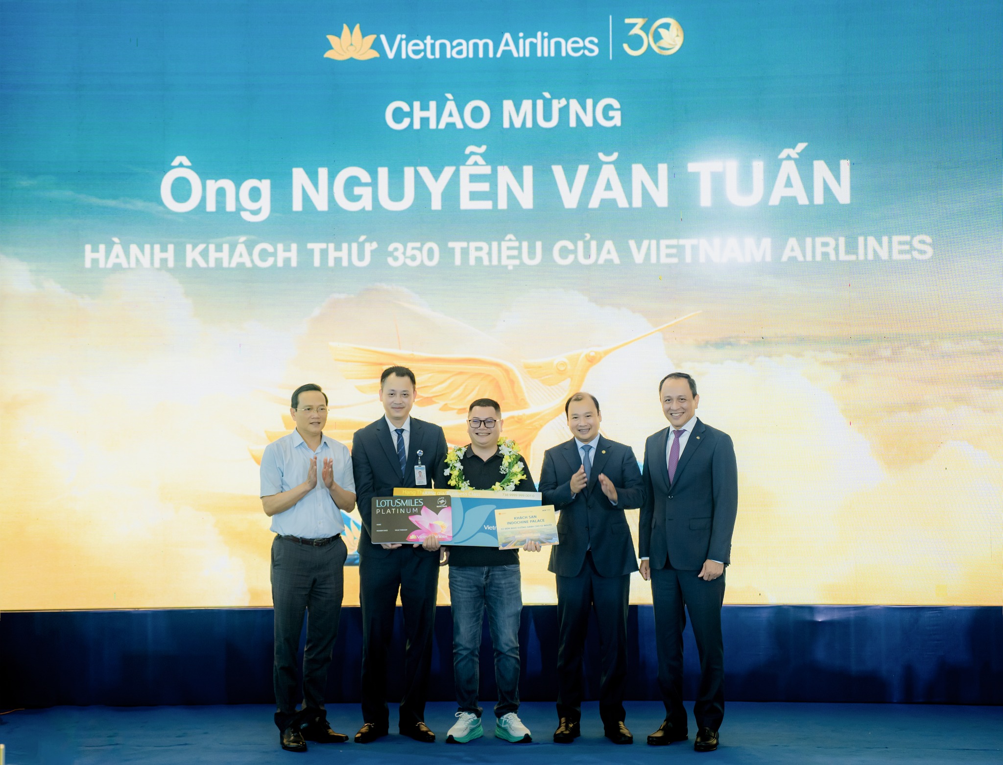 Khoảnh khắc Vietnam Airlines đón hành khách thứ 350 triệu- Ảnh 4. Khoảnh khắc Vietnam Airlines đón hành khách thứ 350 triệu- Ảnh 4.
