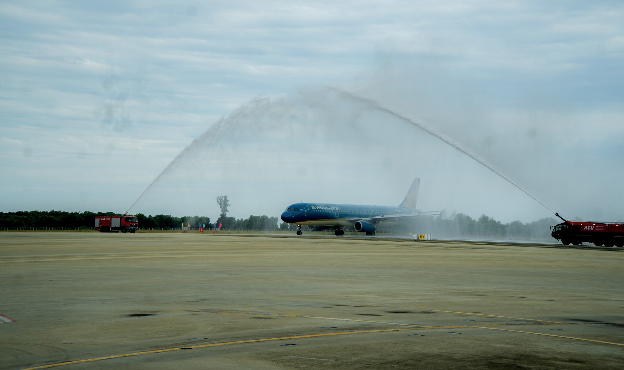 Khoảnh khắc Vietnam Airlines đón hành khách thứ 350 triệu- Ảnh 1. Khoảnh khắc Vietnam Airlines đón hành khách thứ 350 triệu- Ảnh 1.