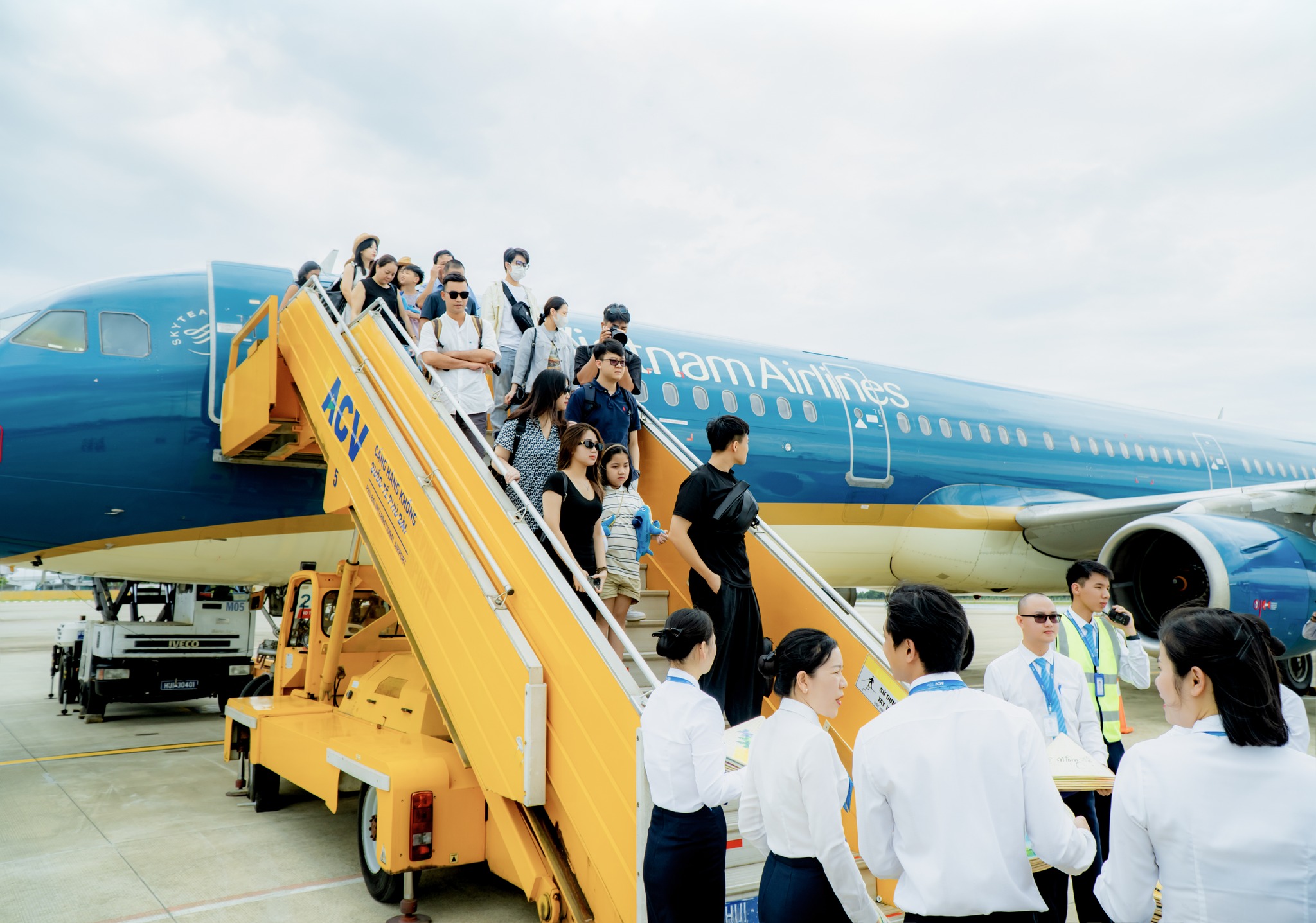 Khoảnh khắc Vietnam Airlines đón hành khách thứ 350 triệu- Ảnh 2. Khoảnh khắc Vietnam Airlines đón hành khách thứ 350 triệu- Ảnh 2.