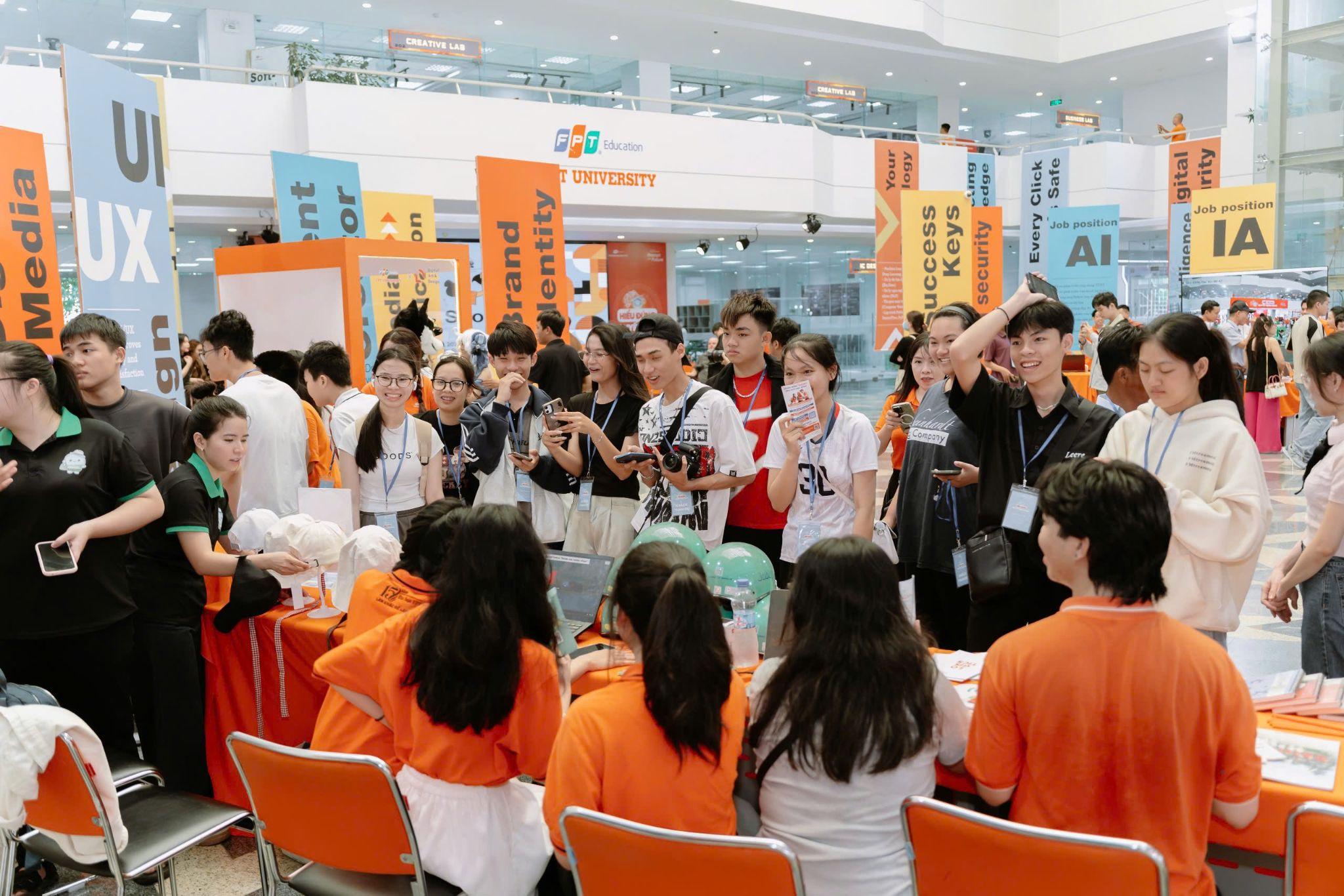 دانشگاه FPT مجموعهای از رویدادهای سراسری را برای دانشجویان و والدین راهاندازی میکند - عکس ۵. Trường ĐH FPT triển khai chuỗi sự kiện quy mô toàn quốc cho học sinh, phụ huynh- Ảnh 5.