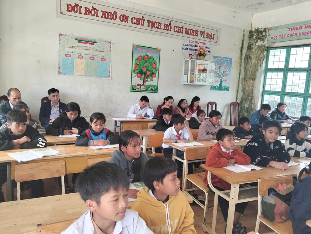 Beschädigte Schulen in Grenzgebieten: Sorge um die Sicherheit der Schüler – Foto 1. Trường học hư hỏng ở vùng biên: Nỗi lo an toàn cho học sinh - Ảnh 1.