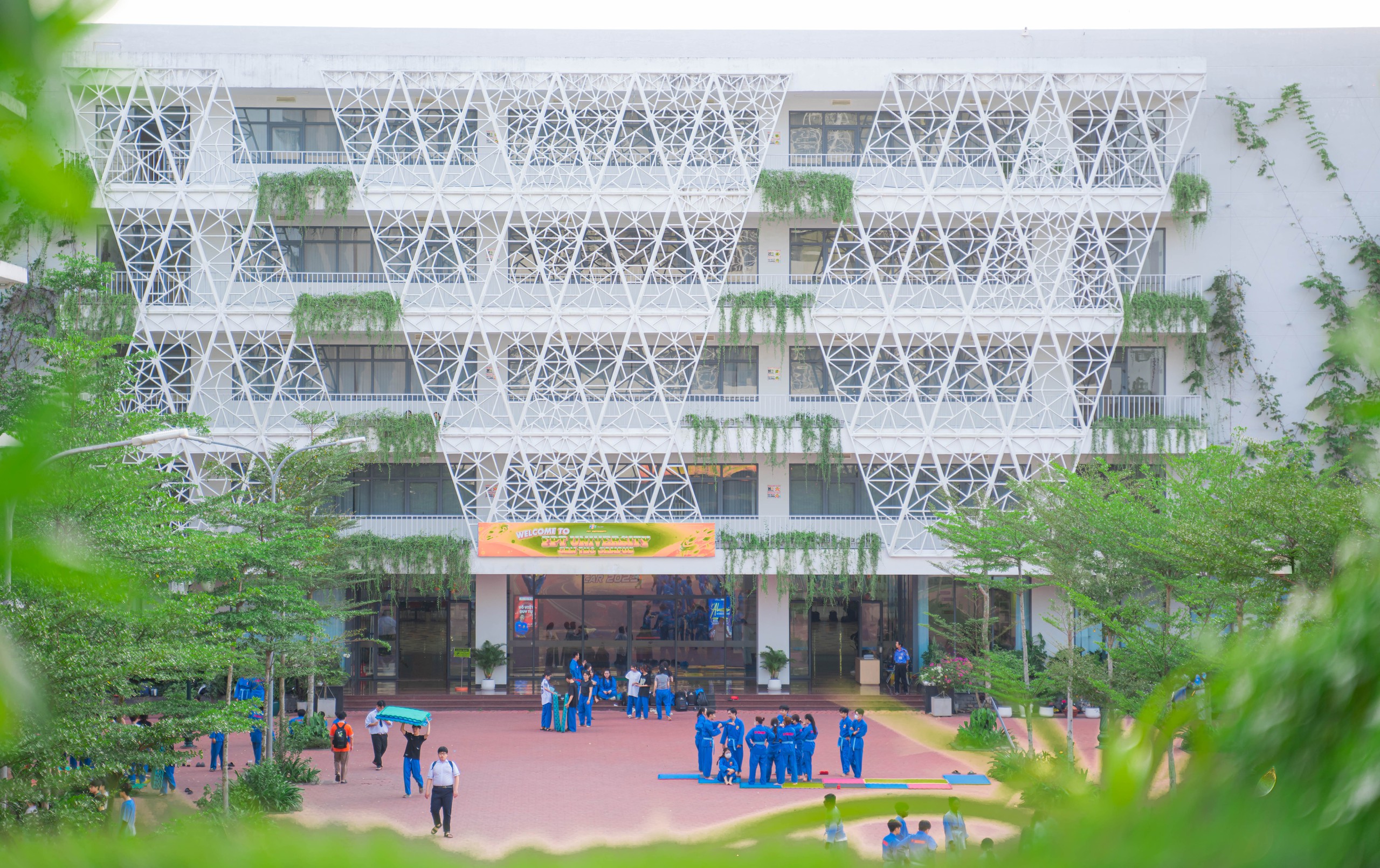 دانشگاه FPT مجموعهای از رویدادهای سراسری را برای دانشجویان و والدین راهاندازی میکند - عکس ۱. Trường ĐH FPT triển khai chuỗi sự kiện quy mô toàn quốc cho học sinh, phụ huynh- Ảnh 1.