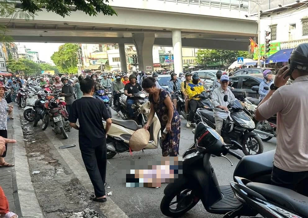 Ô tô tông loạt xe máy ở Hà Nội, nhiều người bị thương- Ảnh 4. Ô tô tông loạt xe máy ở Hà Nội, nhiều người bị thương- Ảnh 4.