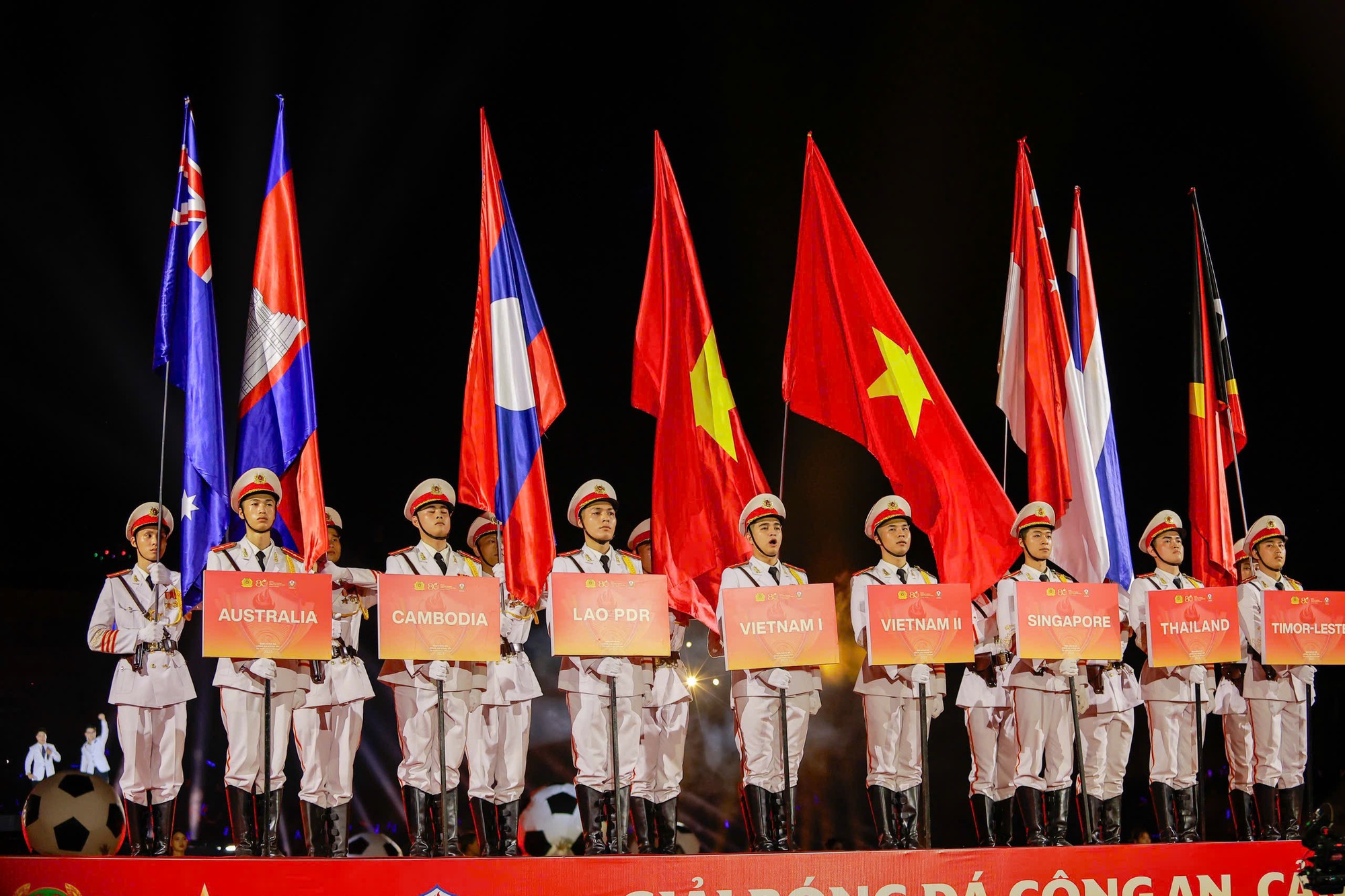 Perdana Menteri Pham Minh Chinh menghadiri upacara pembukaan Turnamen Sepak Bola Polisi ASEAN - Foto 2. Thủ tướng Phạm Minh Chính dự lễ khai mạc giải bóng đá Công an-Cảnh sát ASEAN
- Ảnh 2.