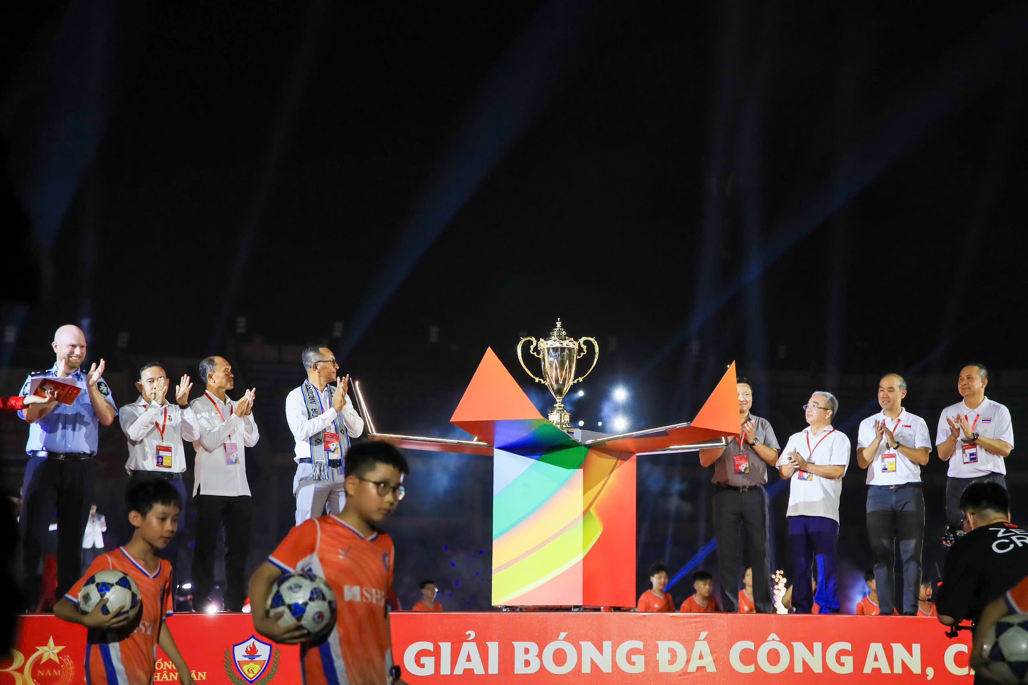 Perdana Menteri Pham Minh Chinh menghadiri upacara pembukaan Turnamen Sepak Bola Polisi ASEAN - Foto 3. Thủ tướng Phạm Minh Chính dự lễ khai mạc giải bóng đá Công an-Cảnh sát ASEAN
- Ảnh 3.