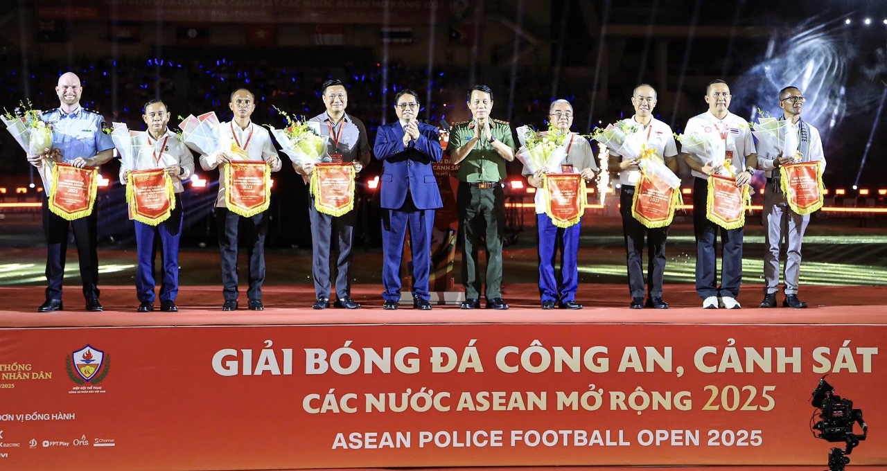 Perdana Menteri Pham Minh Chinh menghadiri upacara pembukaan Turnamen Sepak Bola Polisi ASEAN - Foto 1. Thủ tướng Phạm Minh Chính dự lễ khai mạc giải bóng đá Công an-Cảnh sát ASEAN
- Ảnh 1.