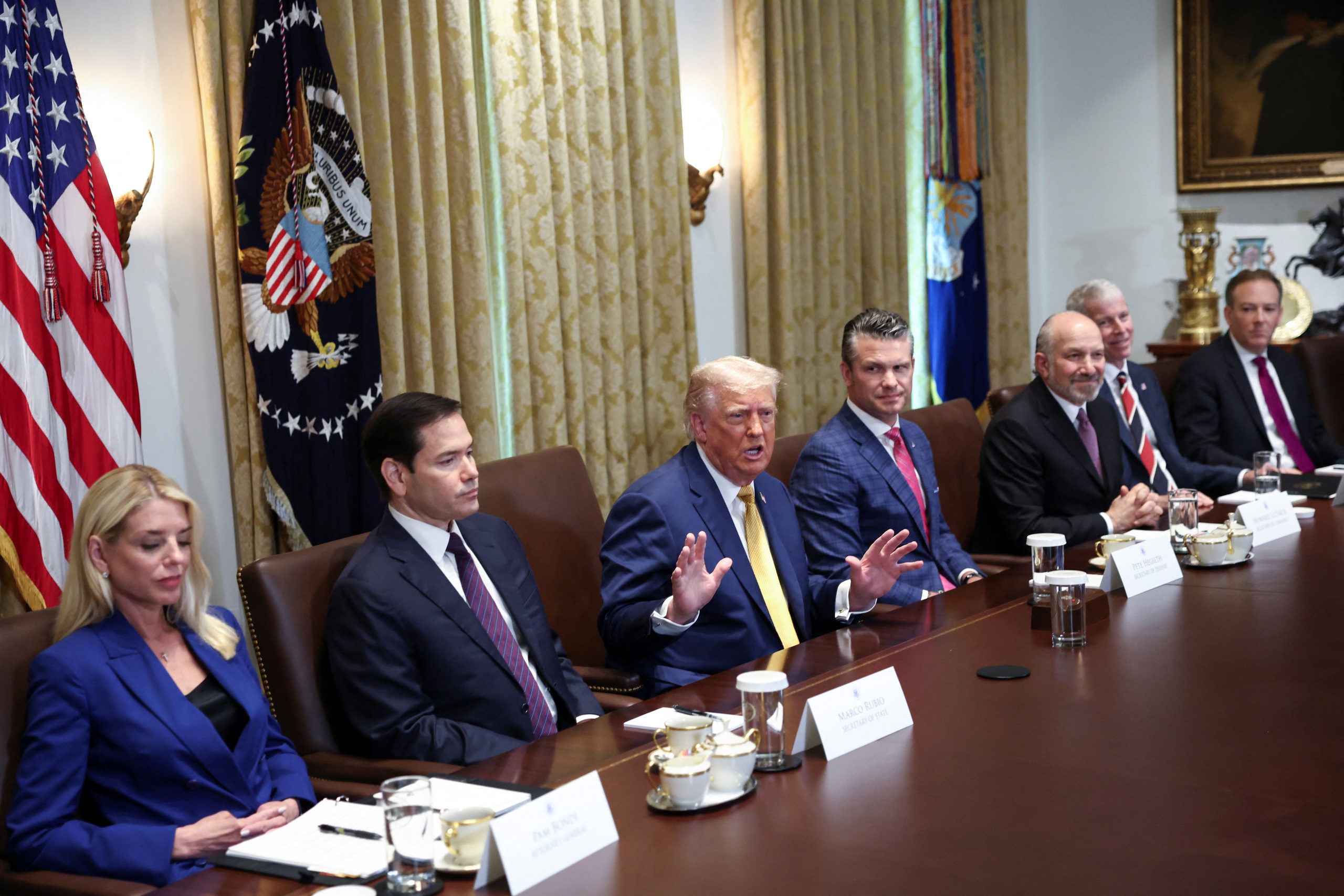 Ông Trump: Hạn chót áp thuế không đổi, ‘tiền khủng’ sẽ vào ngân khố Ông Trump: Hạn chót áp thuế không đổi, ‘tiền khủng’ sẽ vào ngân khố