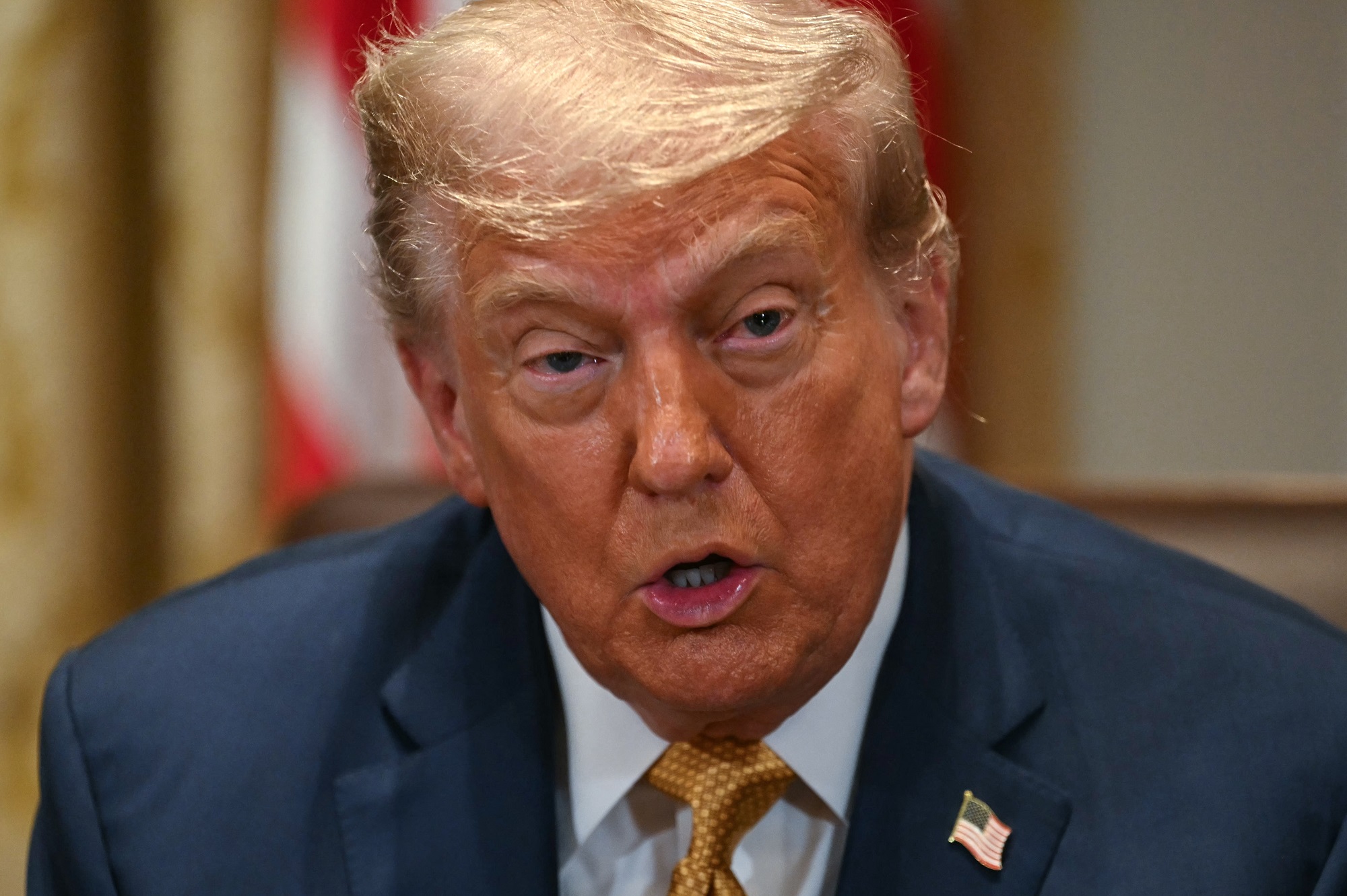 Ông Trump đồng ý gửi vũ khí cho Ukraine, gửi thông điệp cho ông Putin - Ảnh 1.