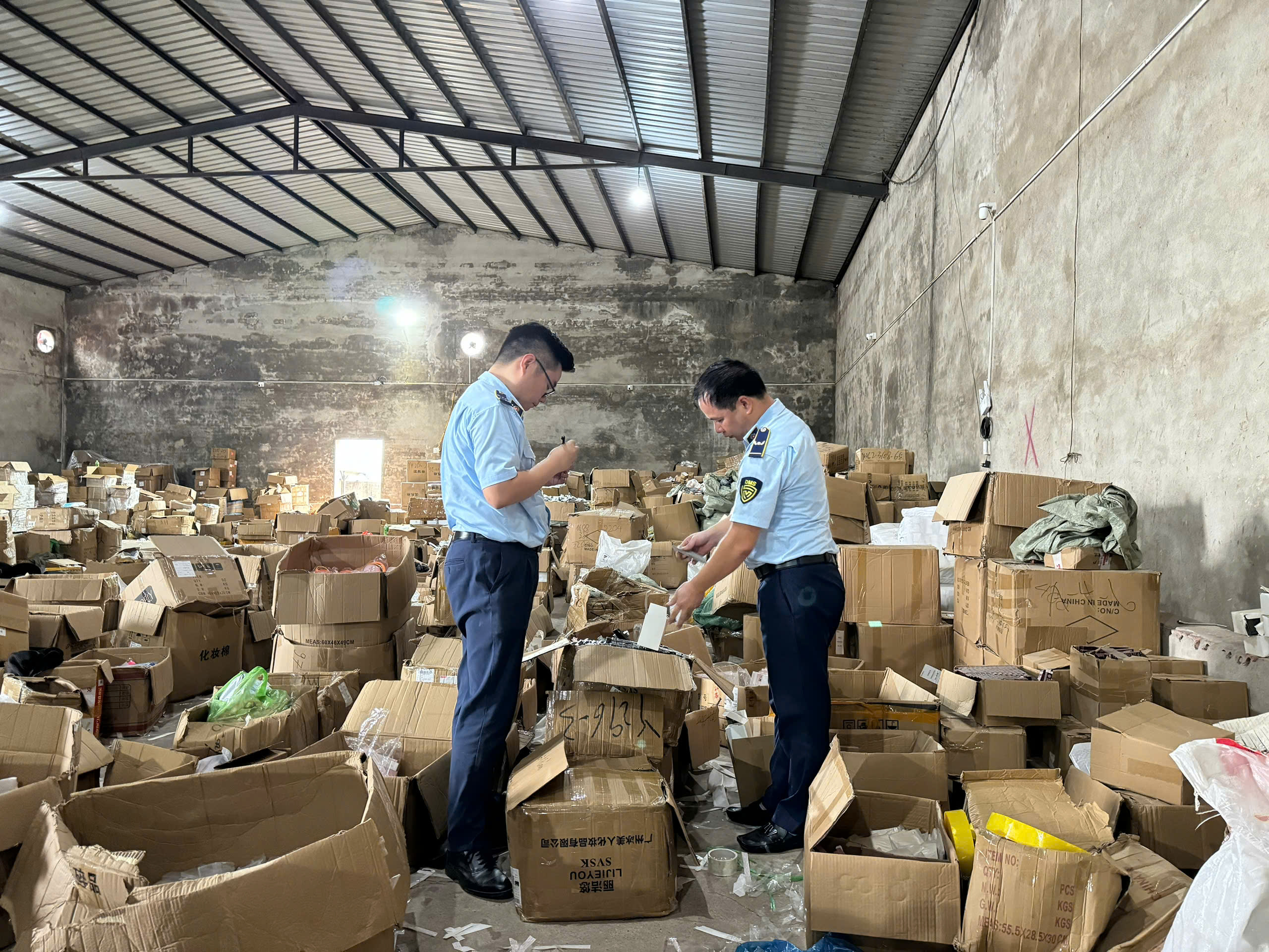 Phát hiện kho hàng lớn nhập lậu tinh vi từ Trung Quốc- Ảnh 1. Phát hiện kho hàng lớn nhập lậu tinh vi từ Trung Quốc- Ảnh 1.