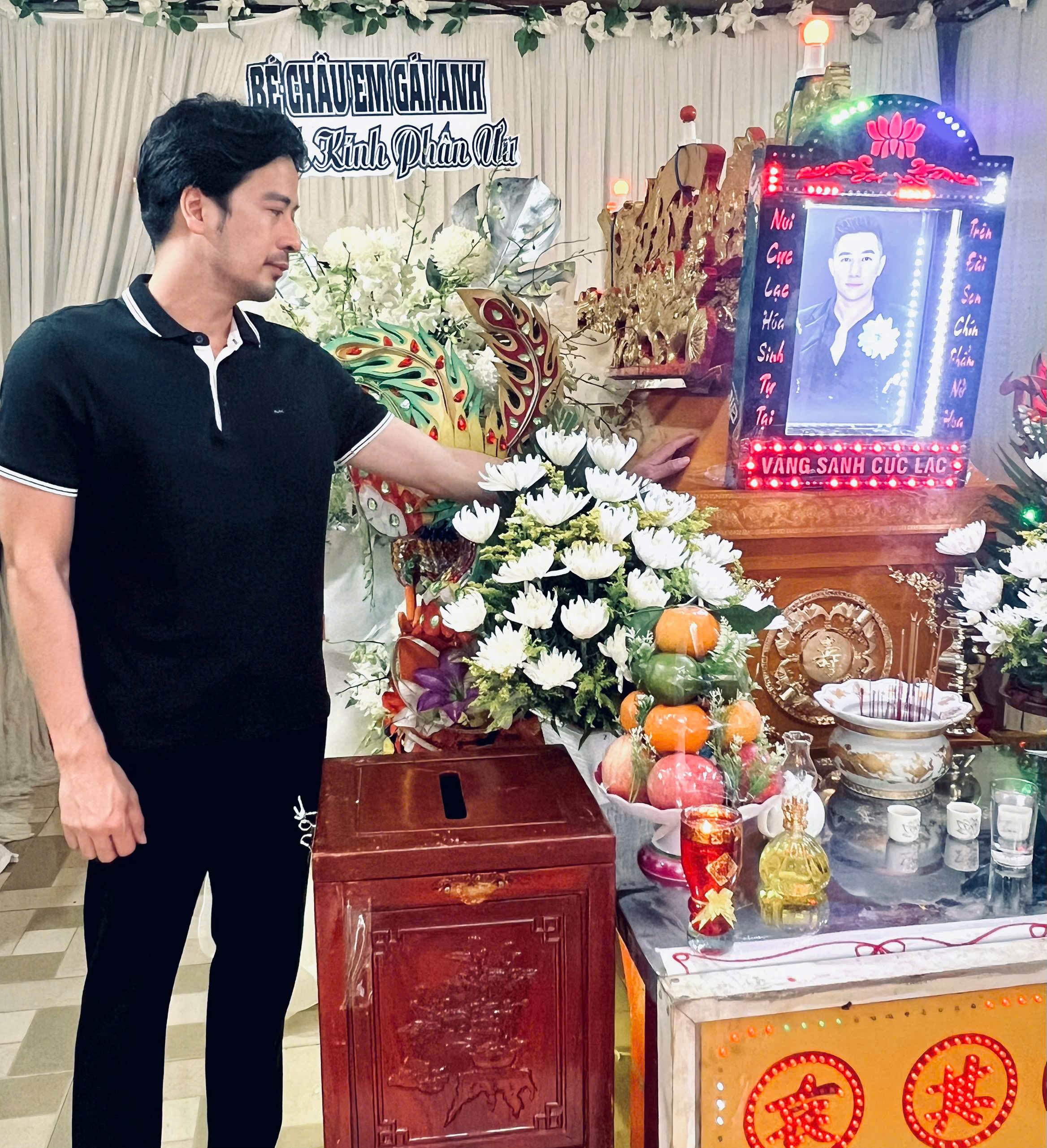 Nghệ sĩ bàng hoàng, xúc động viếng đám tang người mẫu Nam Phong Nghệ sĩ bàng hoàng, xúc động viếng đám tang người mẫu Nam Phong