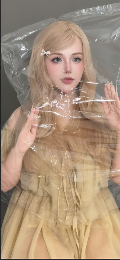 Hoa hậu hóa thân thành búp bê barbie thu hút triệu view - ảnh 2