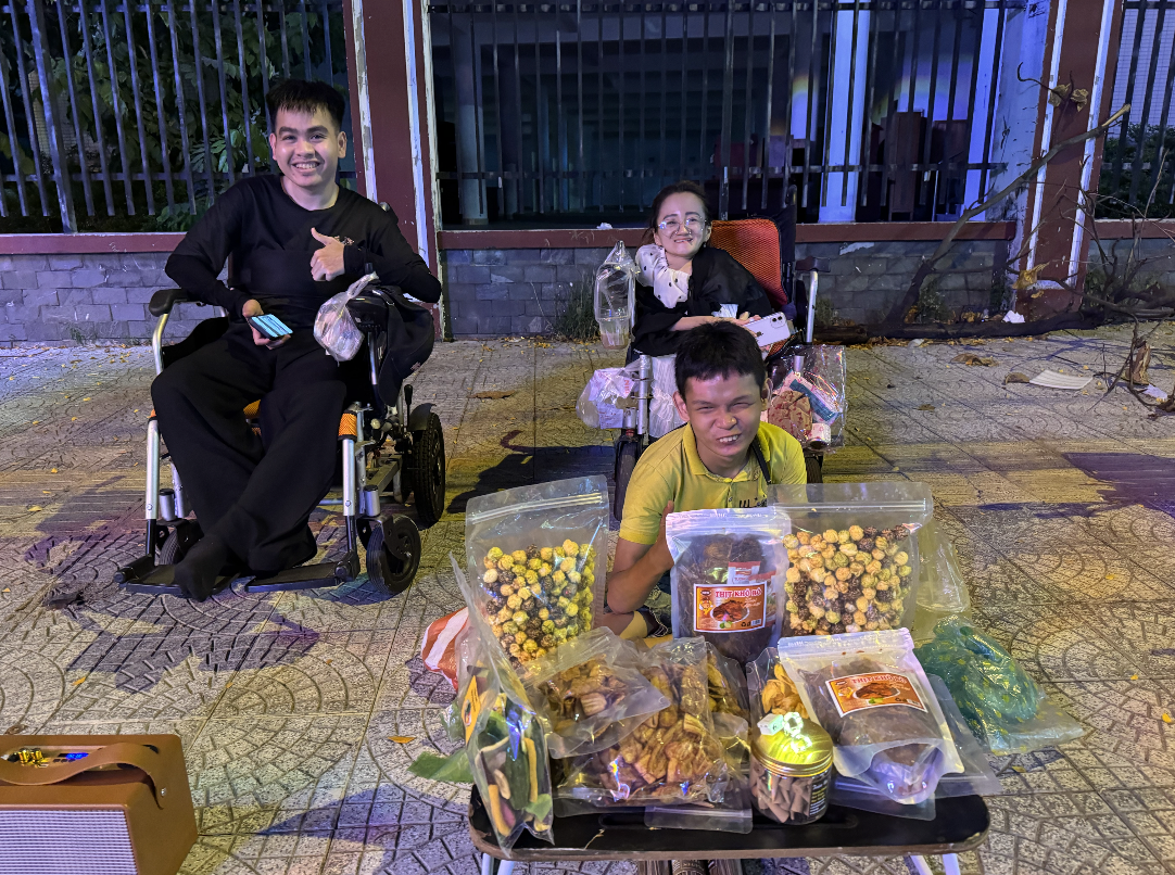Mắc bệnh xương thủy tinh, bại não, rỗng tủy cổ... - Ảnh 1.