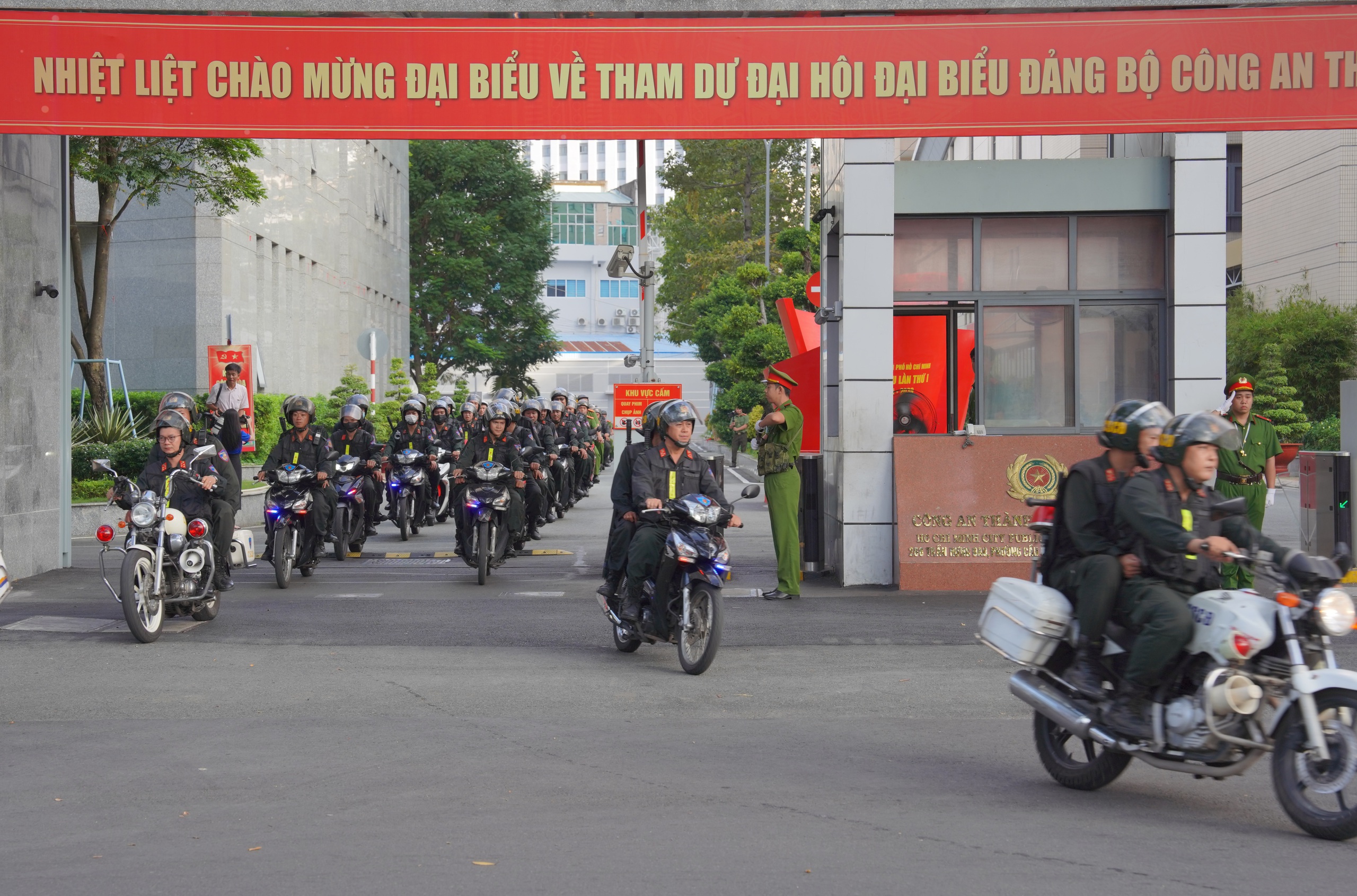 Trung tướng Mai Hoàng, Giám đốc Công an TP.HCM phát lệnh ra quân trấn áp tội phạm - Ảnh 8.