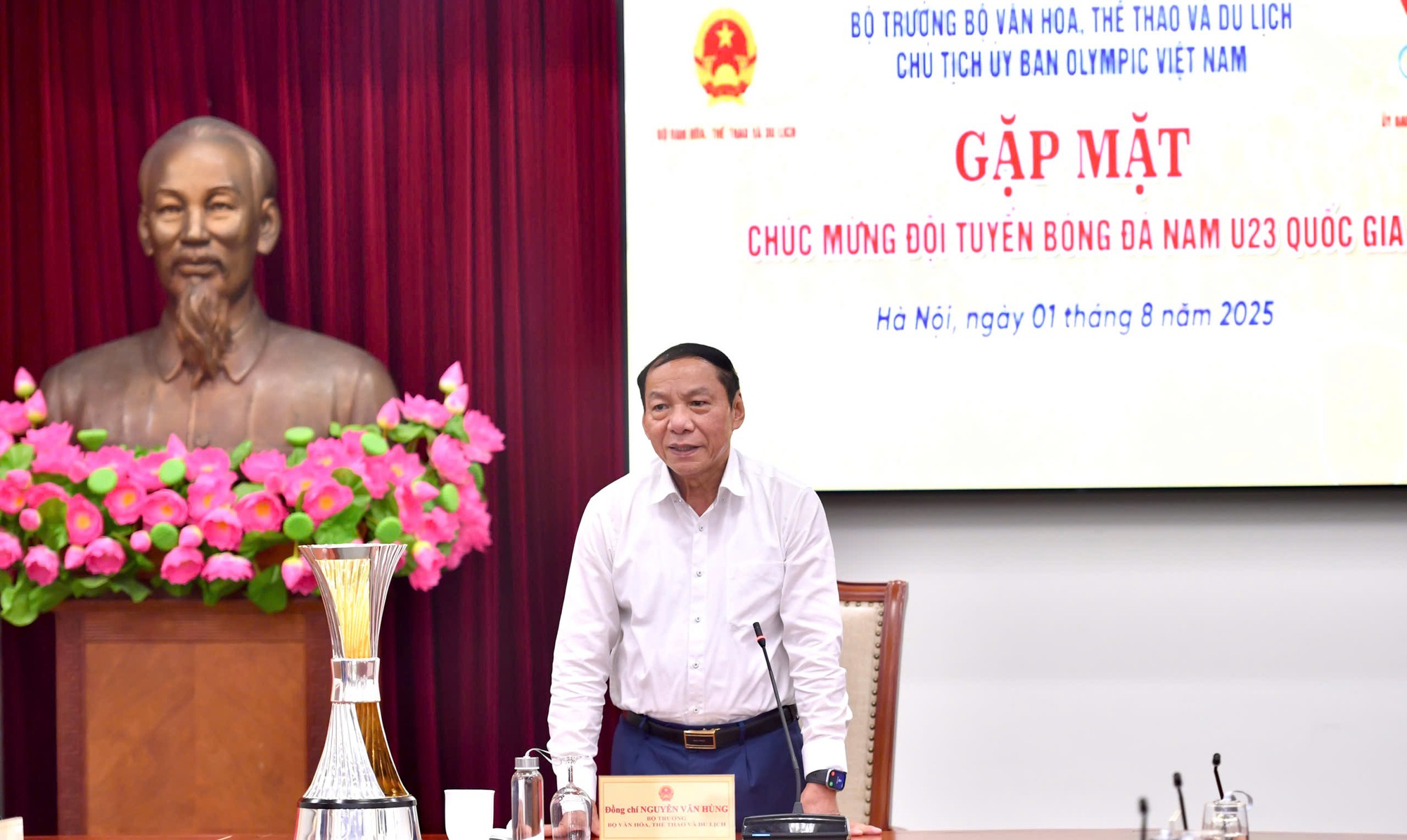 Ο προπονητής Κιμ Σανγκ-σικ και η ομάδα U.23 του Βιετνάμ τιμήθηκαν με το Πιστοποιητικό Αξίας του Πρωθυπουργού, με τον Υπουργό να εκφράζει συγκινητικά λόγια - Φωτογραφία 5. HLV Kim Sang-sik và U.23 Việt Nam được trao tặng Bằng khen của Thủ tướng, Bộ trưởng nói lời xúc động- Ảnh 5.