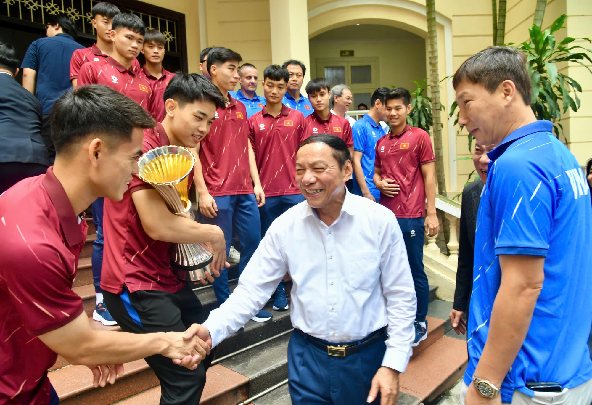 Ο προπονητής Κιμ Σανγκ-σικ και η ομάδα U.23 του Βιετνάμ τιμήθηκαν με το Πιστοποιητικό Αξίας του Πρωθυπουργού, με τον Υπουργό να εκφράζει συγκινητικά λόγια - Φωτογραφία 10. HLV Kim Sang-sik và U.23 Việt Nam được trao tặng Bằng khen của Thủ tướng, Bộ trưởng nói lời xúc động- Ảnh 10.