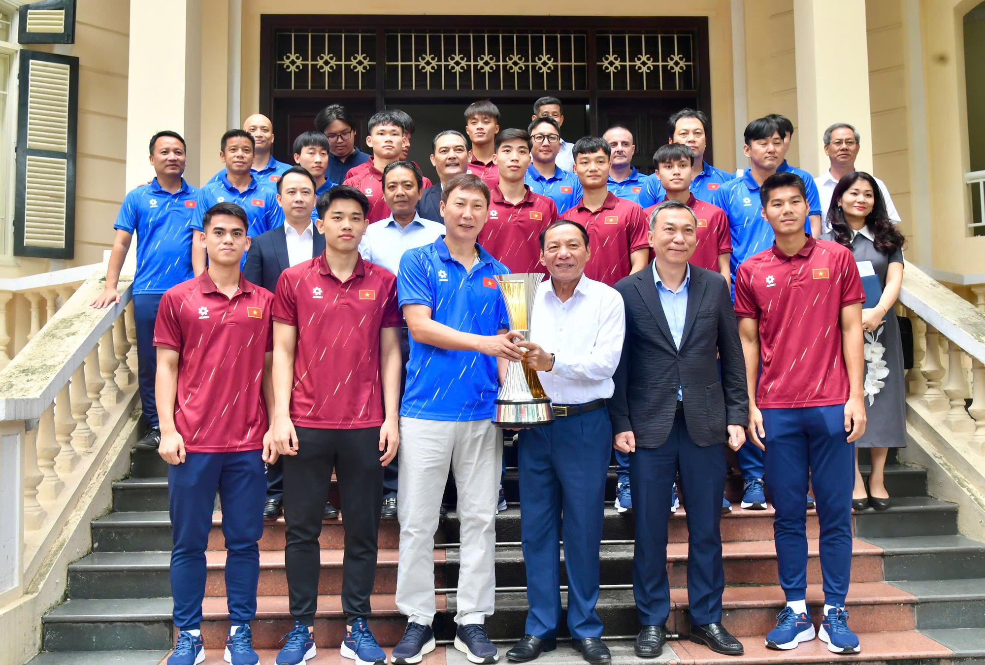 Ο προπονητής Κιμ Σανγκ-σικ και η ομάδα U.23 του Βιετνάμ τιμήθηκαν με το Πιστοποιητικό Αξίας του Πρωθυπουργού, με τον Υπουργό να εκφράζει συγκινητικά σχόλια - Φωτογραφία 2. HLV Kim Sang-sik và U.23 Việt Nam được trao tặng Bằng khen của Thủ tướng, Bộ trưởng nói lời xúc động- Ảnh 2.