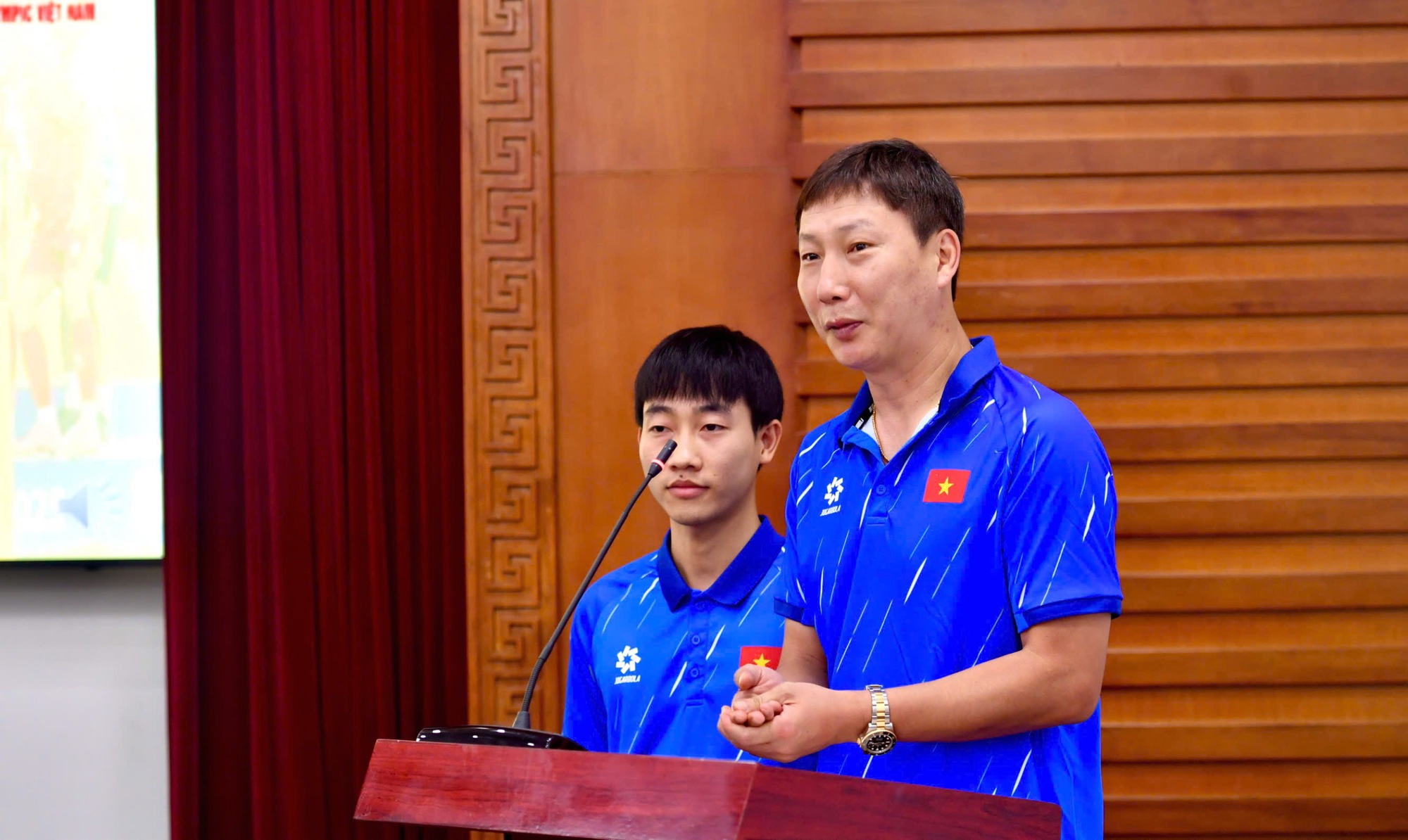 Ο προπονητής Κιμ Σανγκ-σικ και η ομάδα U.23 του Βιετνάμ τιμήθηκαν με το Πιστοποιητικό Αξίας του Πρωθυπουργού, με τον Υπουργό να εκφράζει συγκινητικά λόγια - Φωτογραφία 7. HLV Kim Sang-sik và U.23 Việt Nam được trao tặng Bằng khen của Thủ tướng, Bộ trưởng nói lời xúc động- Ảnh 7.