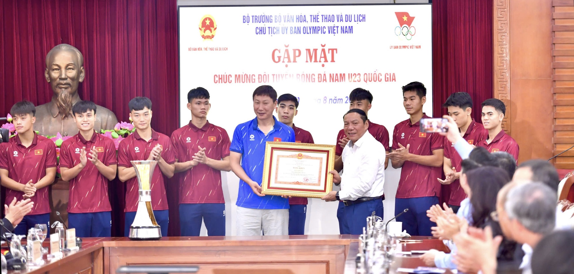 Ο προπονητής Κιμ Σανγκ-σικ και η ομάδα U.23 του Βιετνάμ τιμήθηκαν με το Πιστοποιητικό Αξίας του Πρωθυπουργού, με τον Υπουργό να εκφράζει συγκινητικά λόγια - Φωτογραφία 1. HLV Kim Sang-sik và U.23 Việt Nam được trao tặng Bằng khen của Thủ tướng, Bộ trưởng nói lời xúc động- Ảnh 1.