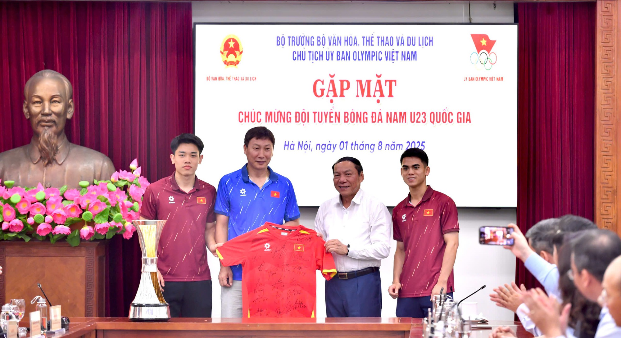 Ο προπονητής Κιμ Σανγκ-σικ και η ομάδα U.23 του Βιετνάμ τιμήθηκαν με το Πιστοποιητικό Αξίας του Πρωθυπουργού, με τον Υπουργό να εκφωνεί συγκινητικά λόγια - Φωτογραφία 3. HLV Kim Sang-sik và U.23 Việt Nam được trao tặng Bằng khen của Thủ tướng, Bộ trưởng nói lời xúc động- Ảnh 3.