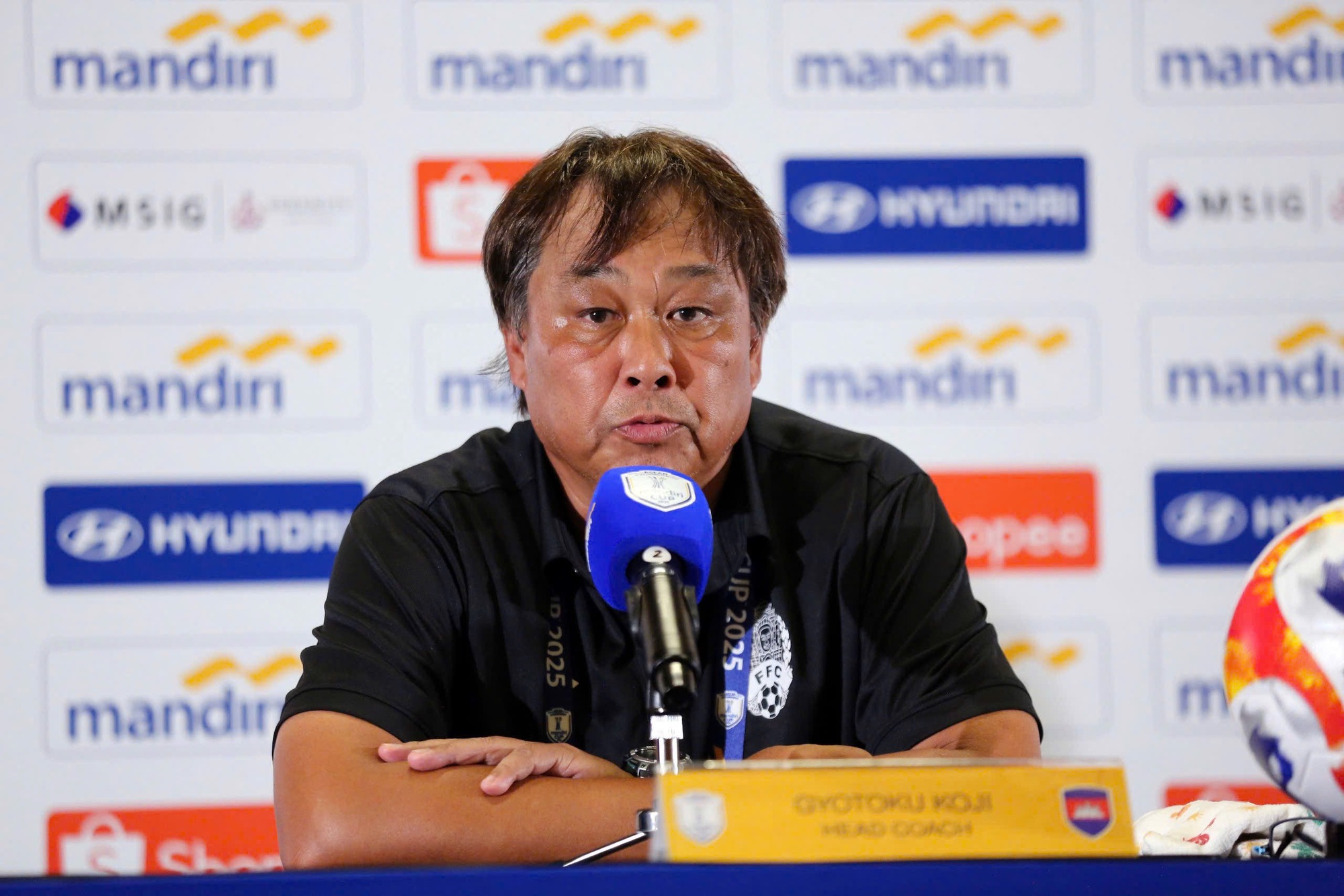 រឿងចម្លែកតែពិត៖ កម្ពុជាតែងតាំងគ្រូបង្វឹក១រូបឲ្យដឹកនាំក្រុមបុរស U.23 និង... ក្រុមនារីក្នុងពេលតែមួយ - រូបថត ១. Chuyện lạ có thật: Campuchia bổ nhiệm 1 HLV dẫn dắt cùng lúc cả đội tuyển nam, U.23 và… nữ- Ảnh 1.