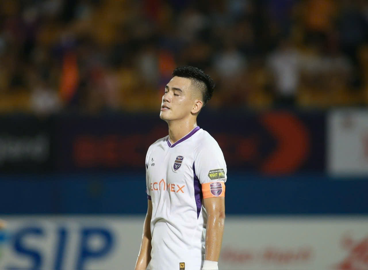 Tien Linh ញាក់សាច់នៅថ្ងៃដែលគាត់និយាយលា Becamex TP.HCM Club - រូបថត ១. Tiến Linh nghẹn ngào trong ngày chia tay CLB Becamex TP.HCM - Ảnh 1.