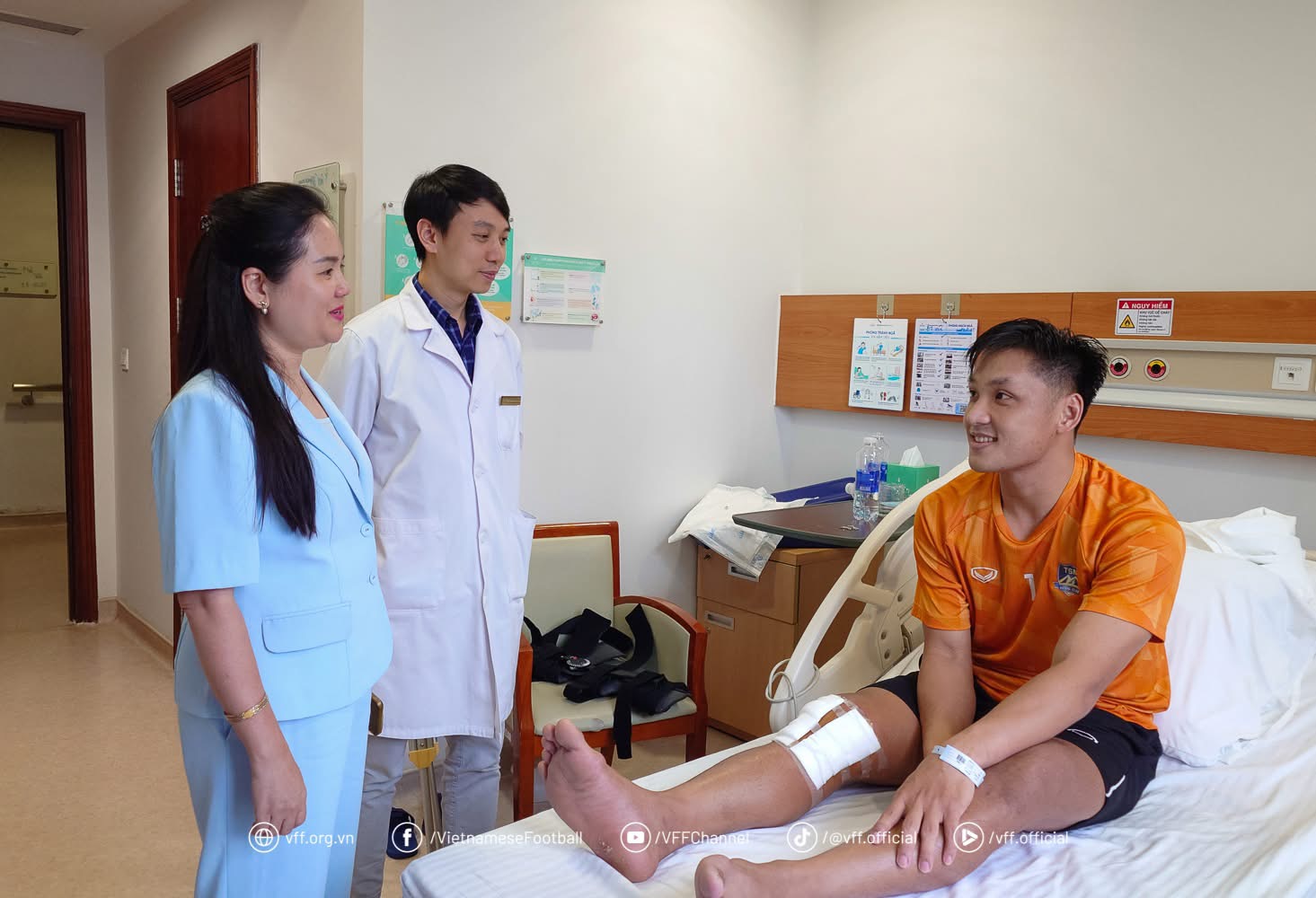 Penjaga gawang Ho Van Y baru saja menjalani operasi ligamen anterior cruciatum, VFF mengunjunginya dan menyemangatinya - Foto 3. Thủ môn Hồ Văn Ý vừa phẫu thuật dây chằng chéo trước, VFF thăm hỏi động viên- Ảnh 3.