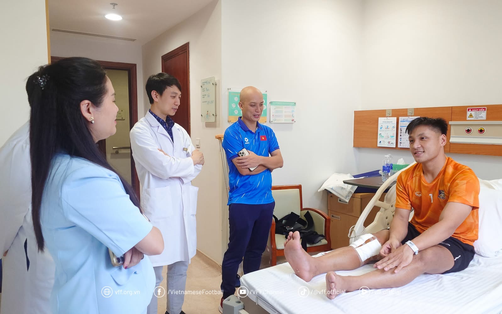Penjaga gawang Ho Van Y baru saja menjalani operasi ligamen anterior cruciatum, VFF mengunjunginya dan menyemangatinya - Foto 2. Thủ môn Hồ Văn Ý vừa phẫu thuật dây chằng chéo trước, VFF thăm hỏi động viên- Ảnh 2.