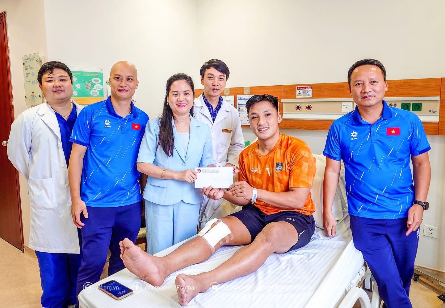 Kiper Ho Van Y baru saja menjalani operasi ligamen anterior cruciatum, VFF mengunjunginya dan menyemangatinya - Foto 1. Thủ môn Hồ Văn Ý vừa phẫu thuật dây chằng chéo trước, VFF thăm hỏi động viên- Ảnh 1.