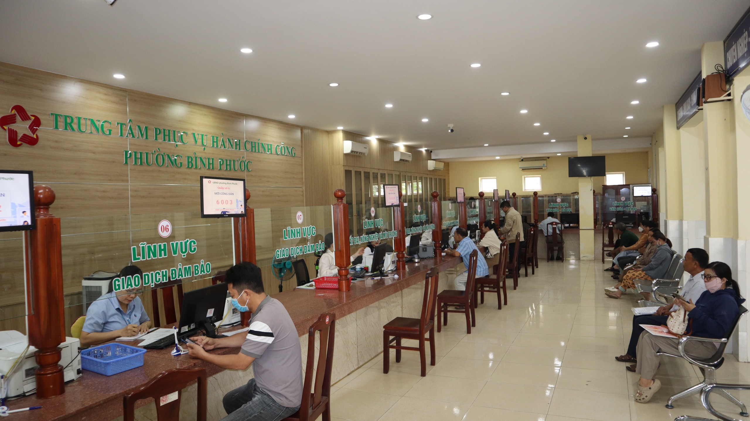 Chấn chỉnh việc lạm dụng yêu cầu nộp bản sao chứng thực khi giải quyết TTHC - Ảnh 2.