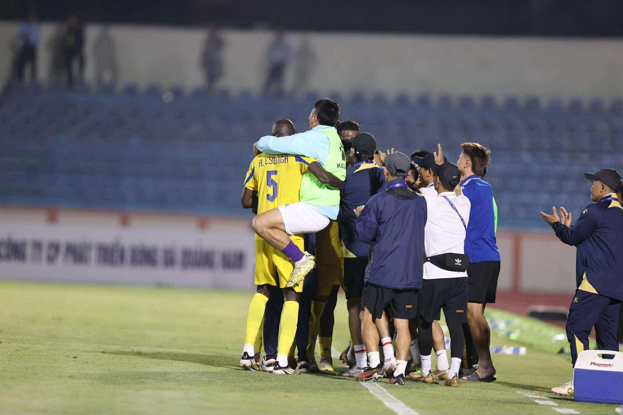 Tým z Quang Namu oficiálně bez fanfár opouští V-League: VPF si vybírá žhavou možnost pouze 13 týmů? - Foto 1. Đội Quảng Nam chính thức bỏ V-League, không kèn không trống: VPF chọn phương án nóng chỉ còn 13 đội?- Ảnh 1.