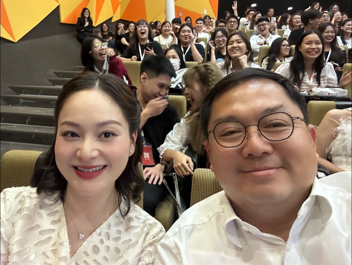Artis Rakyat Bach Tuyet dan H'Hen Nie mengucapkan selamat tinggal kepada Encik Hoang Nam Tien - Foto 3. NSND Bạch Tuyết, H'Hen Niê tiễn biệt ông Hoàng Nam Tiến- Ảnh 3.