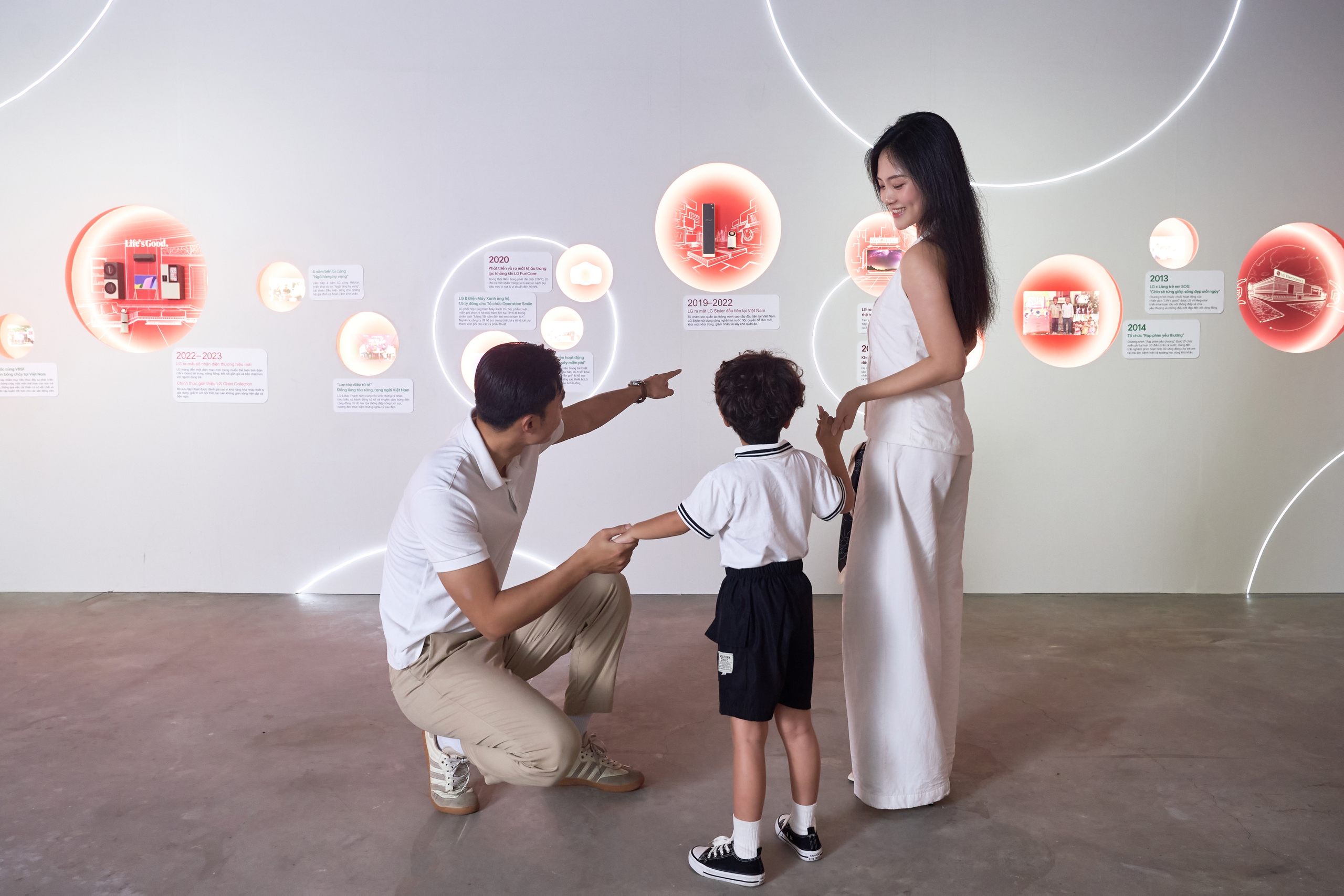 Exposição do 30º aniversário da LG: uma jornada emocional que mantém os espectadores grudados nos olhos - Foto 5. Triển lãm LG 30 năm: Chuyến hành trình đầy xúc cảm khiến người xem không rời mắt- Ảnh 5.