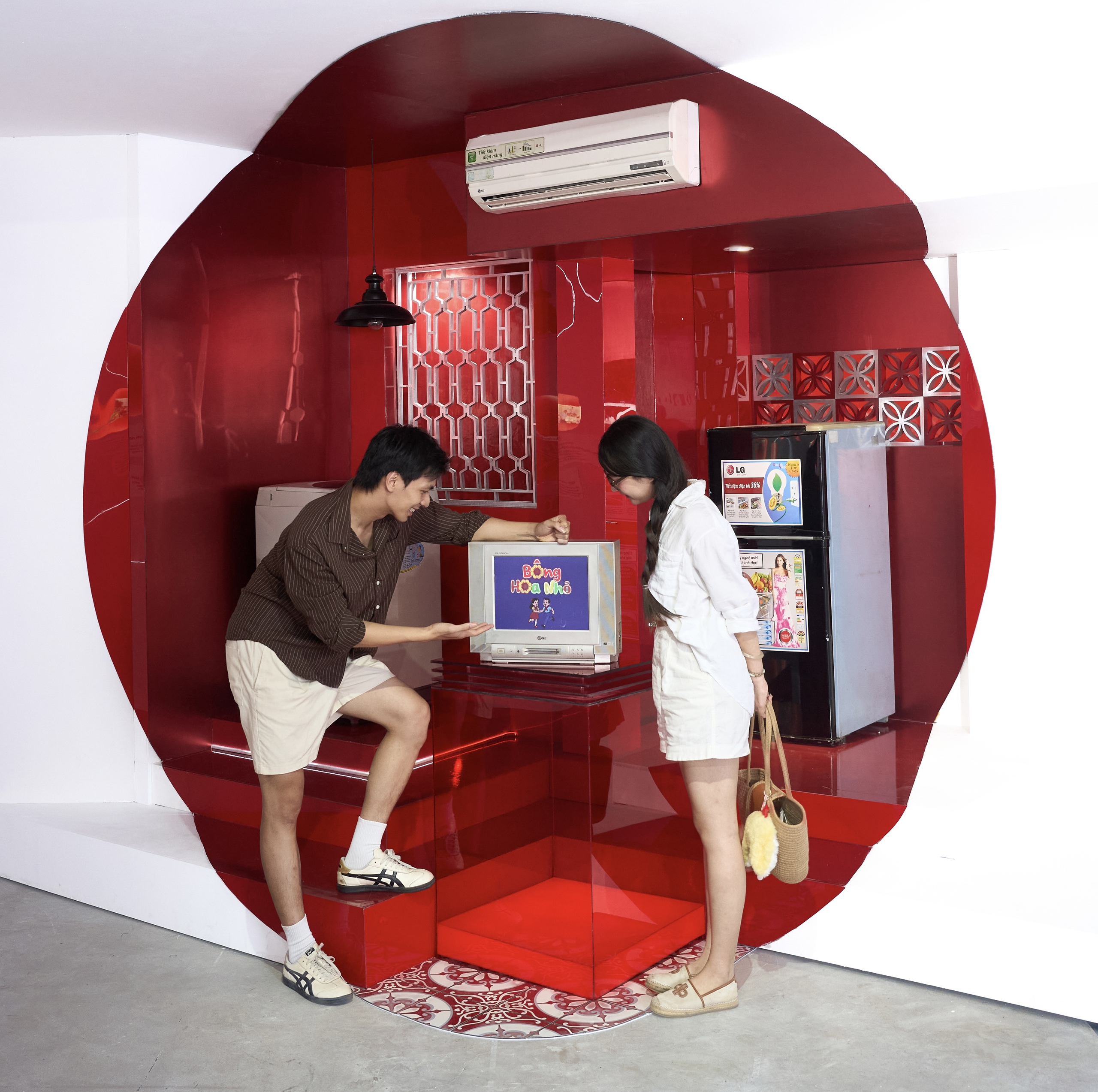 Exposição do 30º aniversário da LG: uma jornada emocional que mantém os espectadores grudados nos olhos - Foto 1. Triển lãm LG 30 năm: Chuyến hành trình đầy xúc cảm khiến người xem không rời mắt- Ảnh 1.