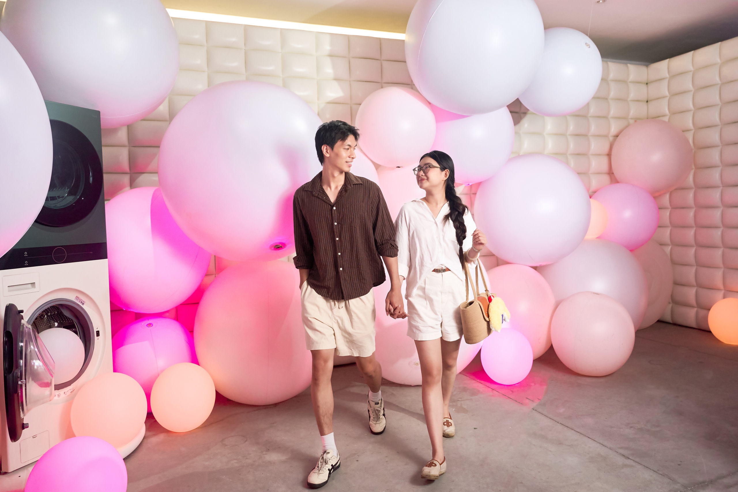 Exposição do 30º aniversário da LG: uma jornada emocional que mantém os espectadores grudados nos olhos - Foto 3. Triển lãm LG 30 năm: Chuyến hành trình đầy xúc cảm khiến người xem không rời mắt- Ảnh 3.