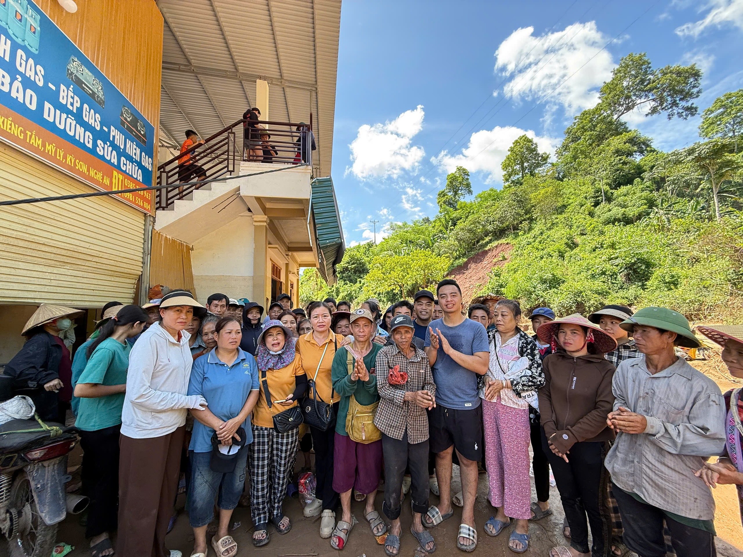 Nước rút, người dân miền núi Nghệ An rơi nước mắt nhìn bản làng hoang tàn - Ảnh 3.