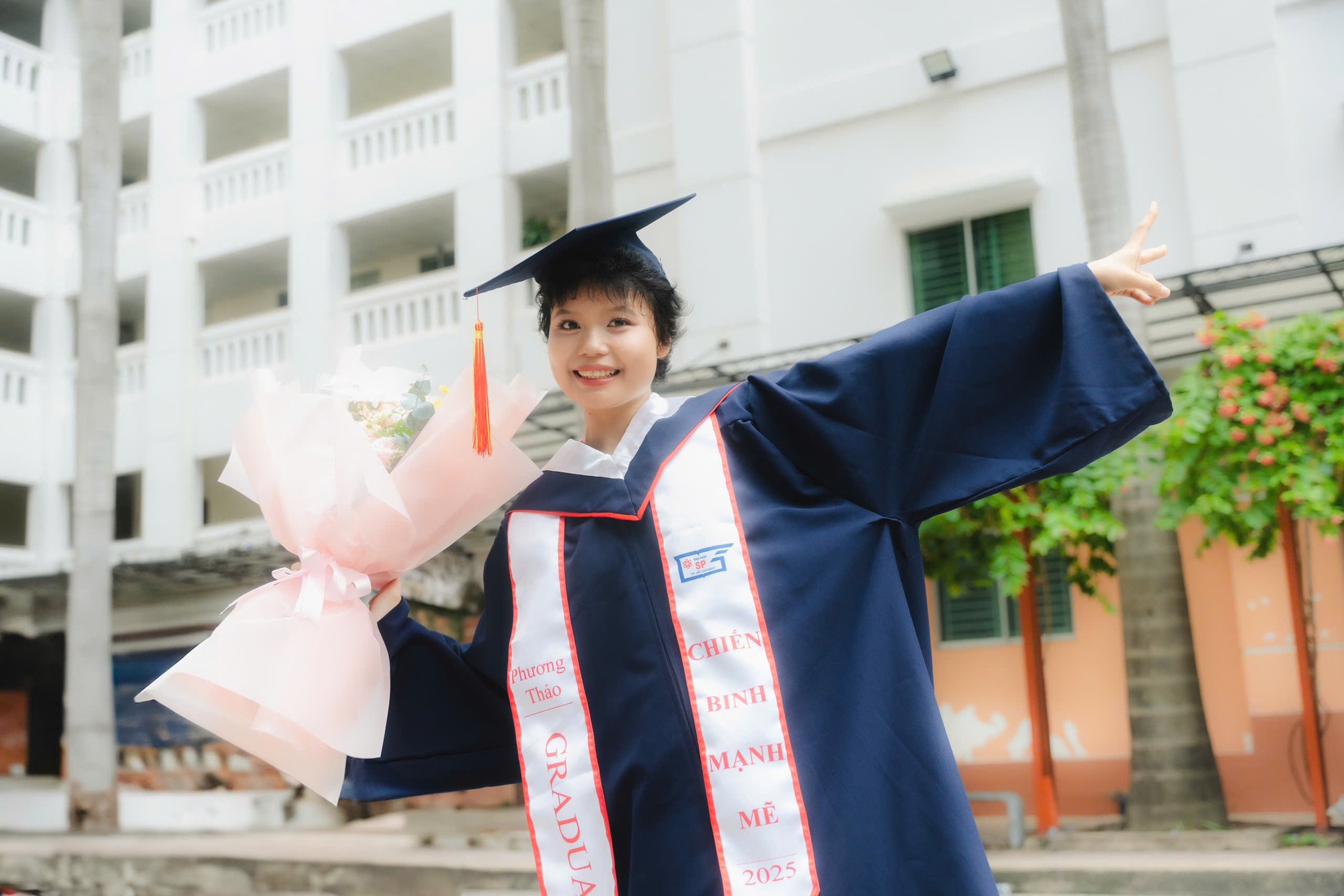 Nụ cười rạng rỡ của nữ sinh viên ung thư Phương Thảo tại lễ tốt nghiệp - Ảnh 1.