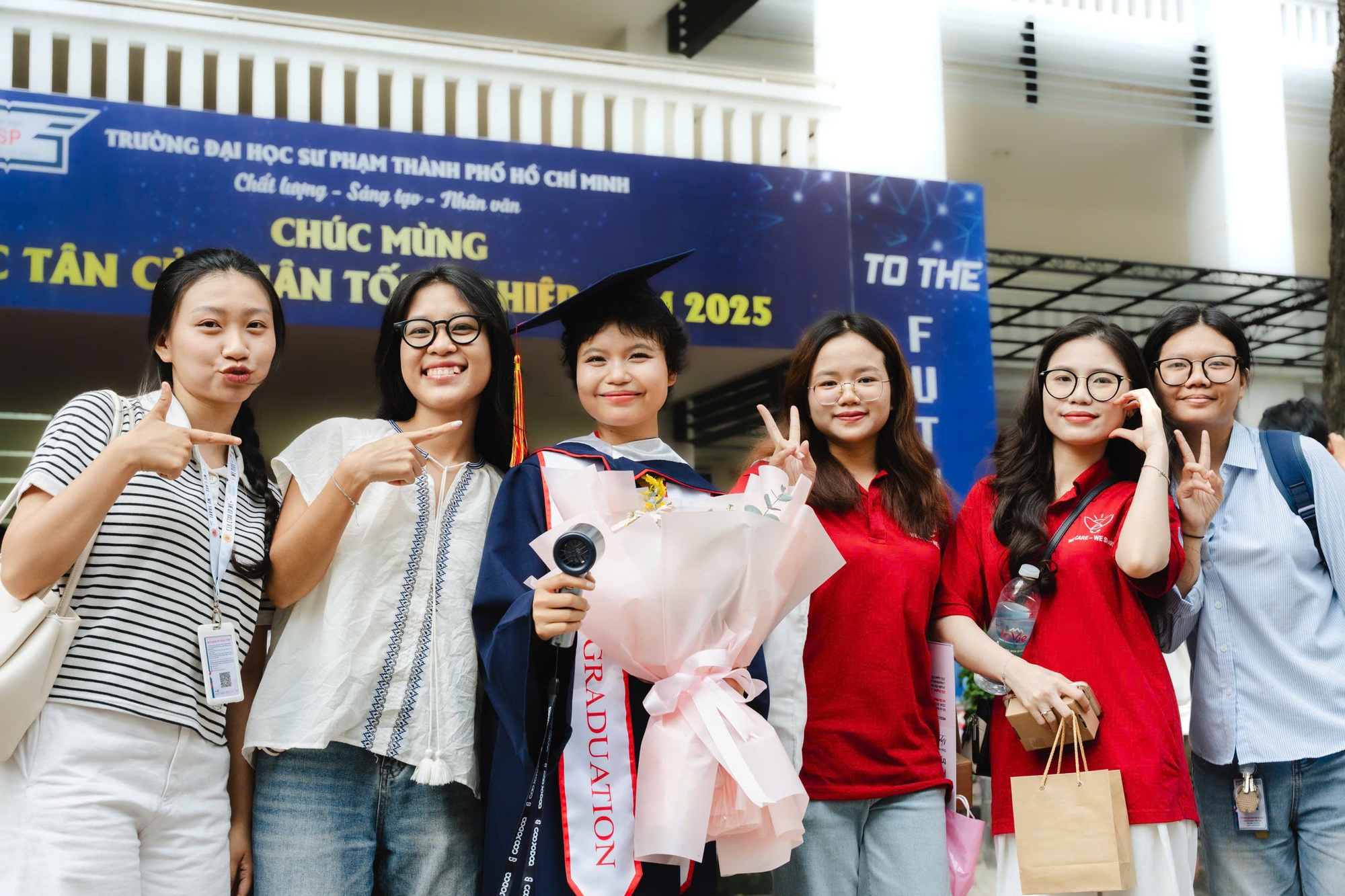 Nụ cười rạng rỡ của nữ sinh viên ung thư Phương Thảo tại lễ tốt nghiệp - Ảnh 2.