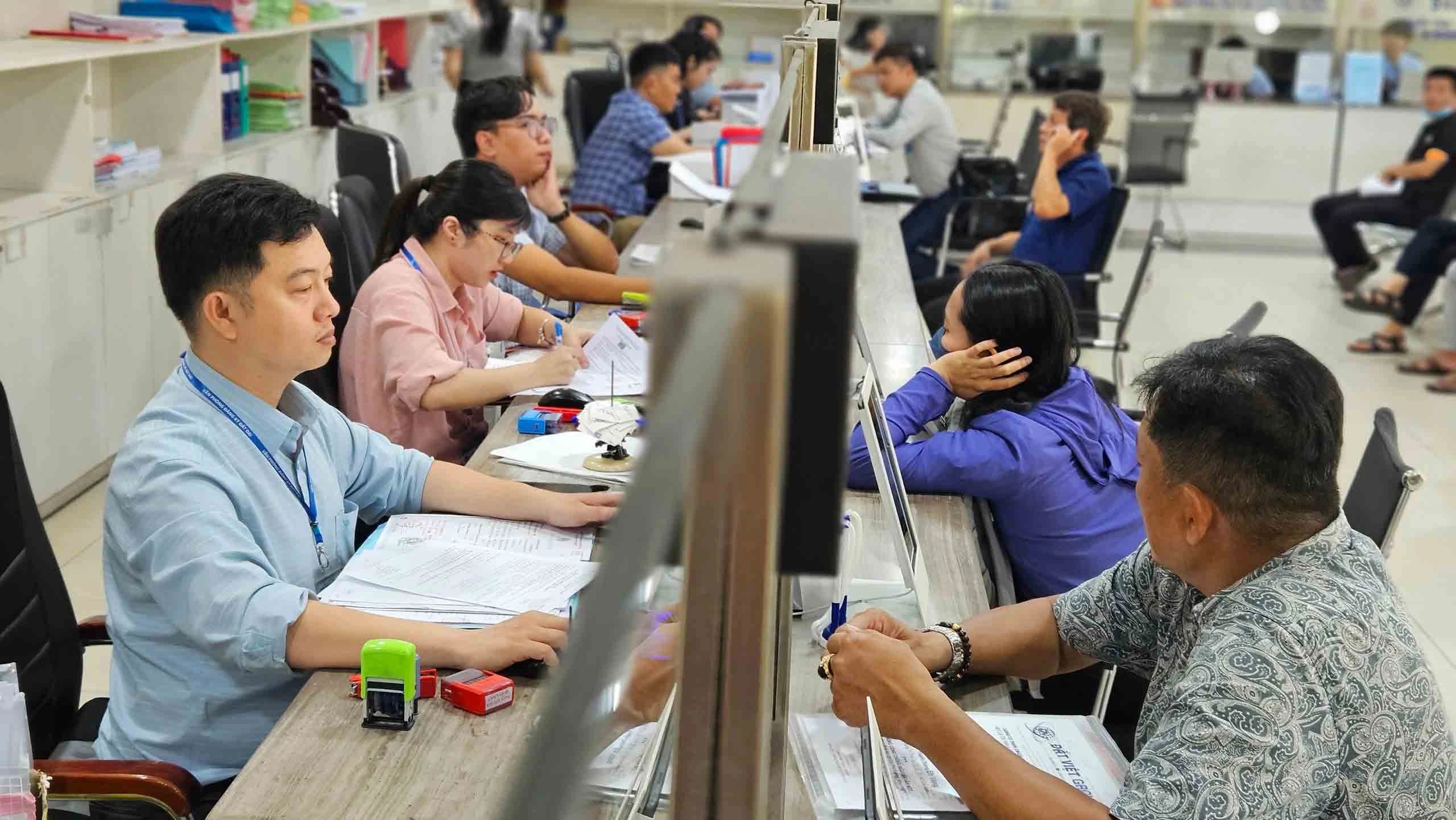 Bộ Chính trị: Giải quyết chế độ cho cán bộ nghỉ việc do sáp nhập trước 31.8 - Ảnh 1.