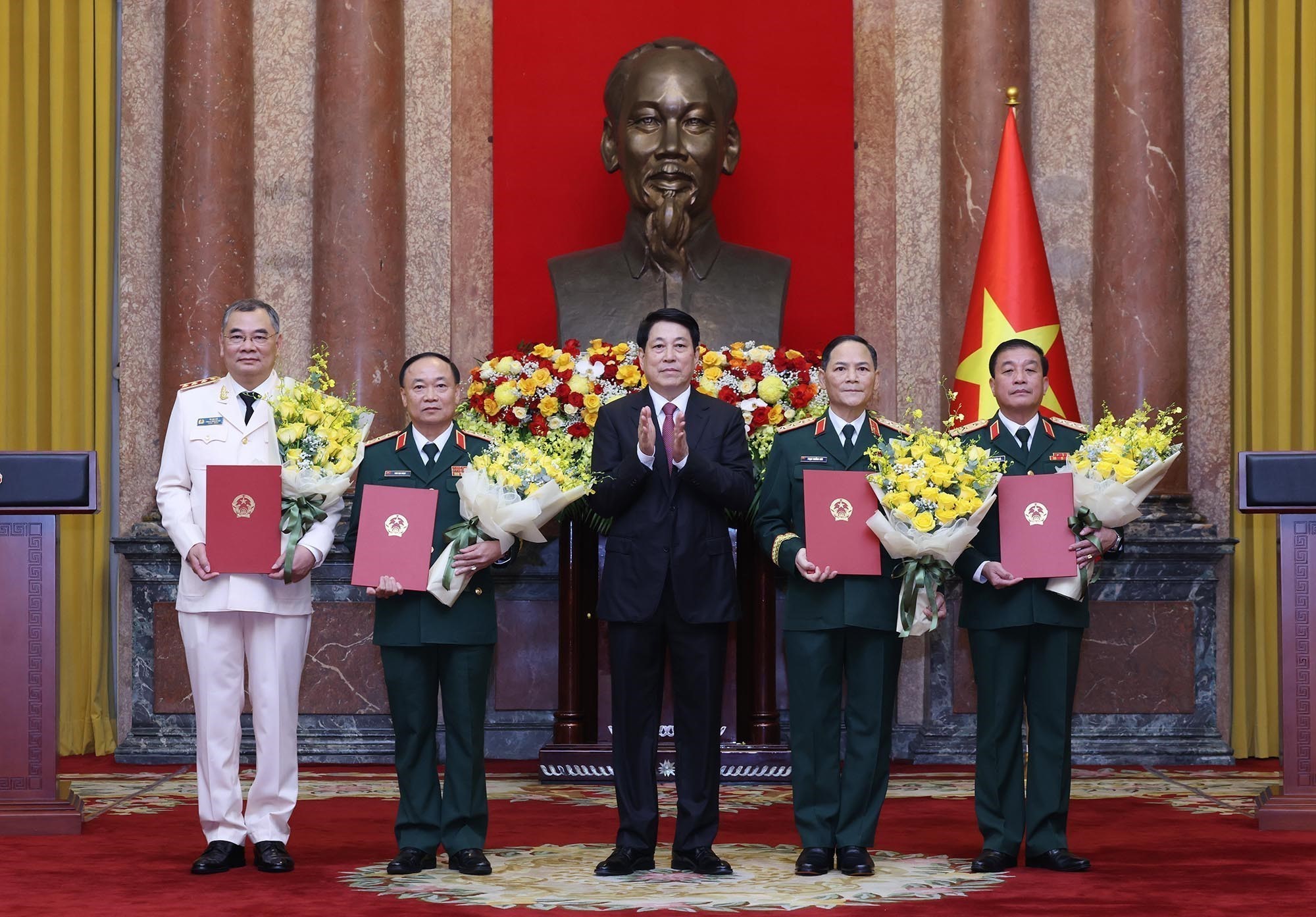 Chủ tịch nước thăng hàm thượng tướng cho 4 sỹ quan công an, quân đội - Ảnh 1.