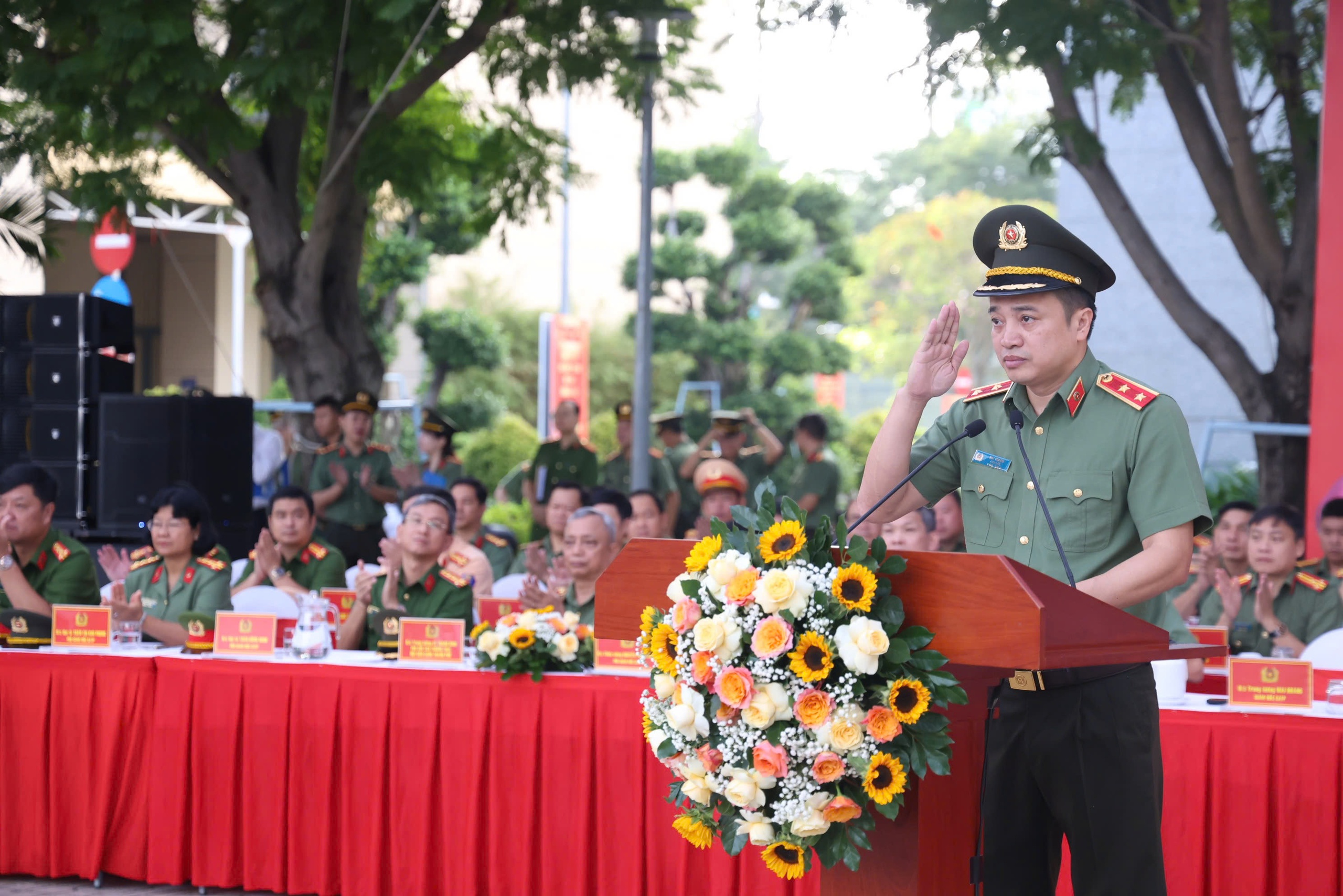 Trung tướng Mai Hoàng, Giám đốc Công an TP.HCM phát lệnh ra quân trấn áp tội phạm - Ảnh 4.