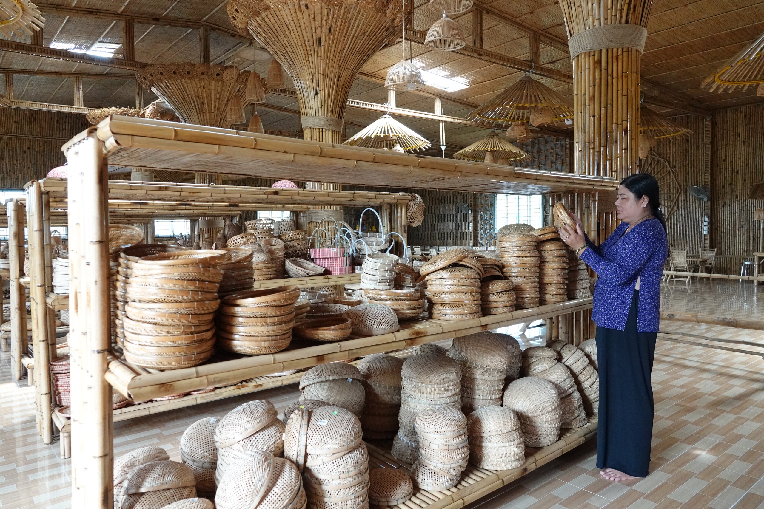 Διατηρώντας το παλιό επάγγελμα: Φέρνοντας μπαμπού από φτωχές αγροτικές περιοχές στον κόσμο - Φωτογραφία 1. Níu giữ nghề xưa: Đưa cây tre từ vùng quê nghèo ra thế giới- Ảnh 1.