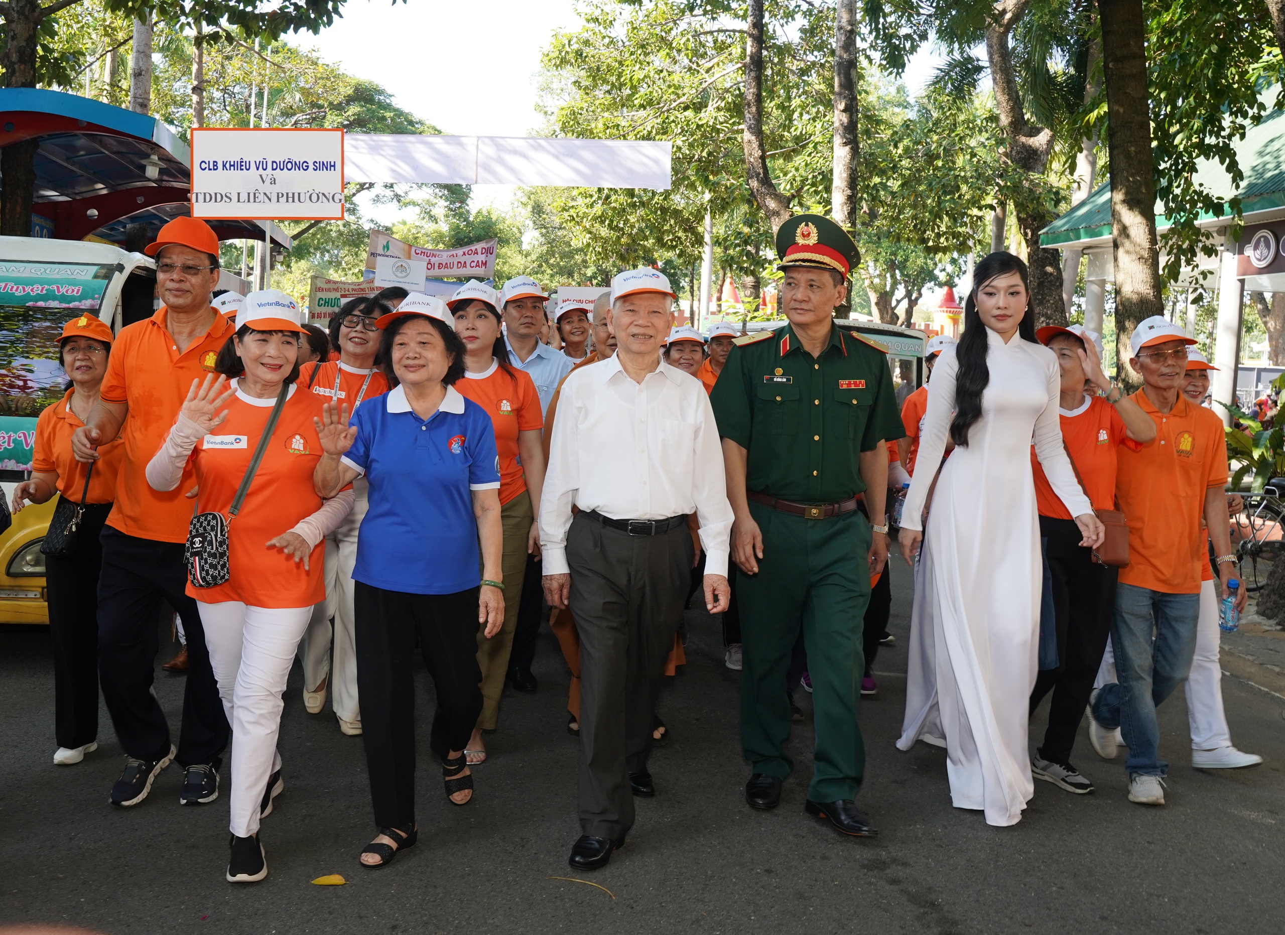 Hơn 5.000 người tham gia đi bộ 'Vì nạn nhân chất độc da cam' - Ảnh 1. Hơn 5.000 người tham gia đi bộ 'Vì nạn nhân chất độc da cam' - Ảnh 1.