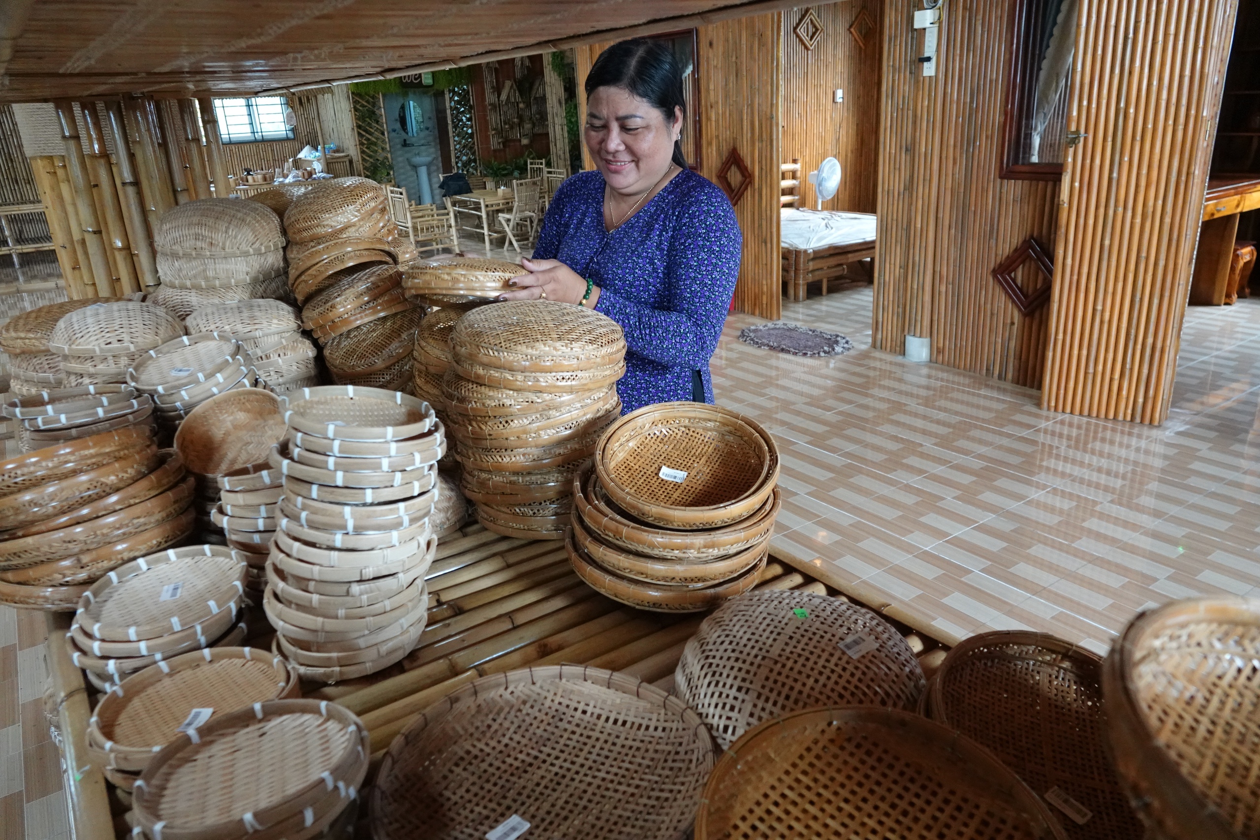 Διατηρώντας το παλιό επάγγελμα: Φέρνοντας μπαμπού από φτωχές αγροτικές περιοχές στον κόσμο - Φωτογραφία 2. Níu giữ nghề xưa: Đưa cây tre từ vùng quê nghèo ra thế giới- Ảnh 2.